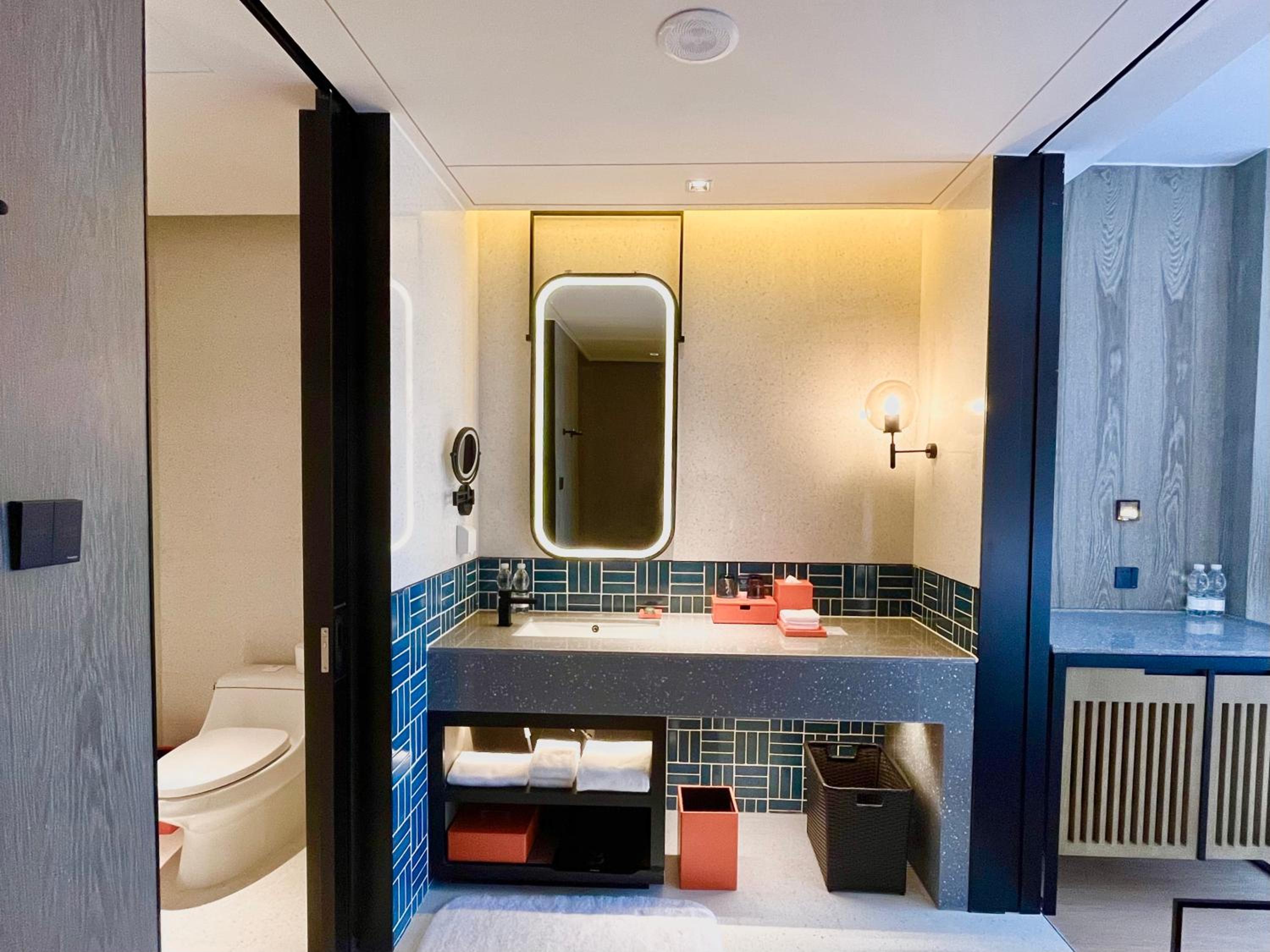 Modern King Room with City View - Photo 5