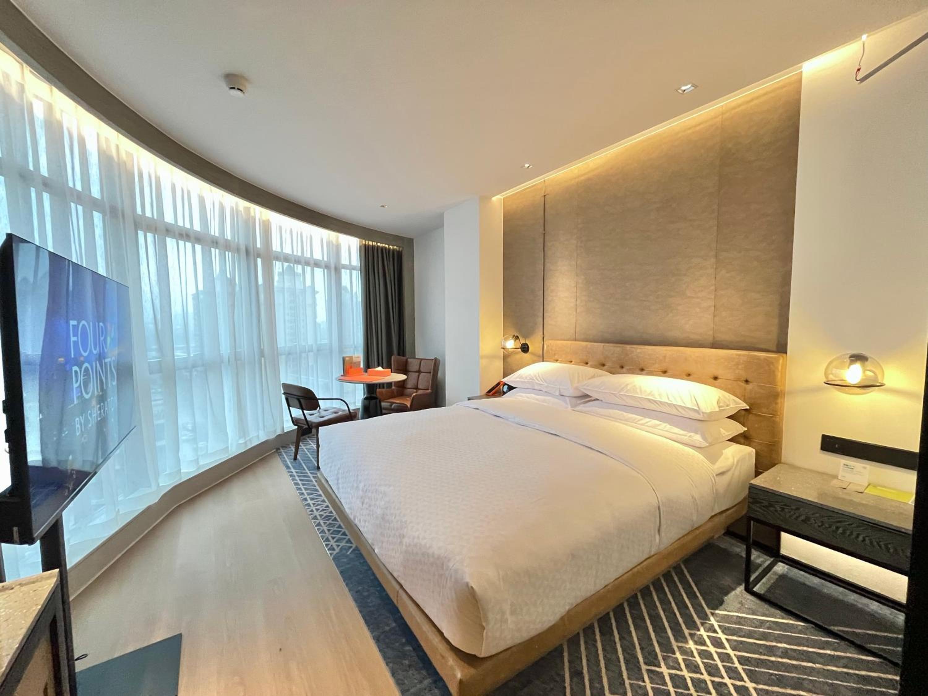 Modern King Room with City View - Photo 4