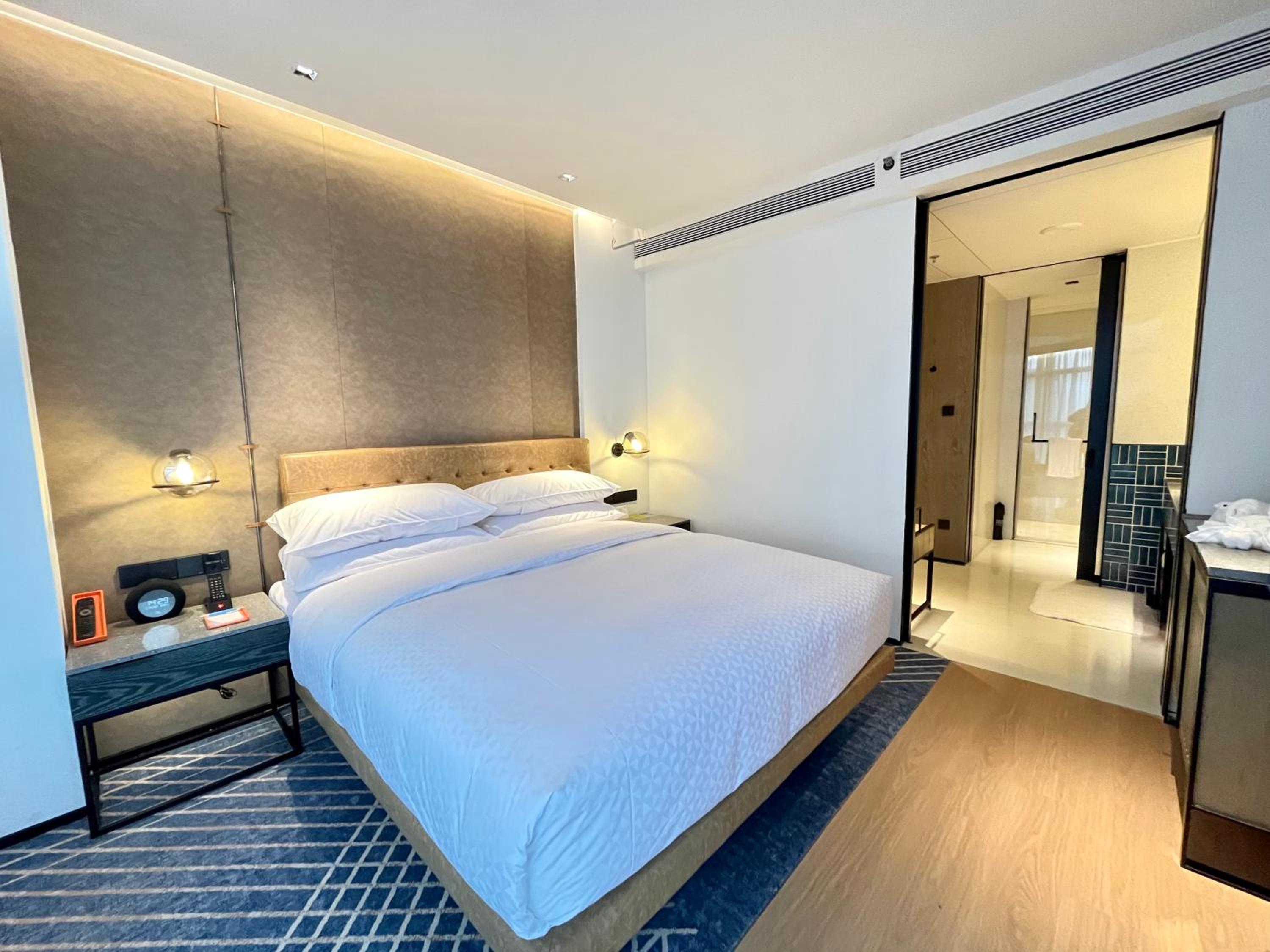 Modern King Room with City View - Photo 8