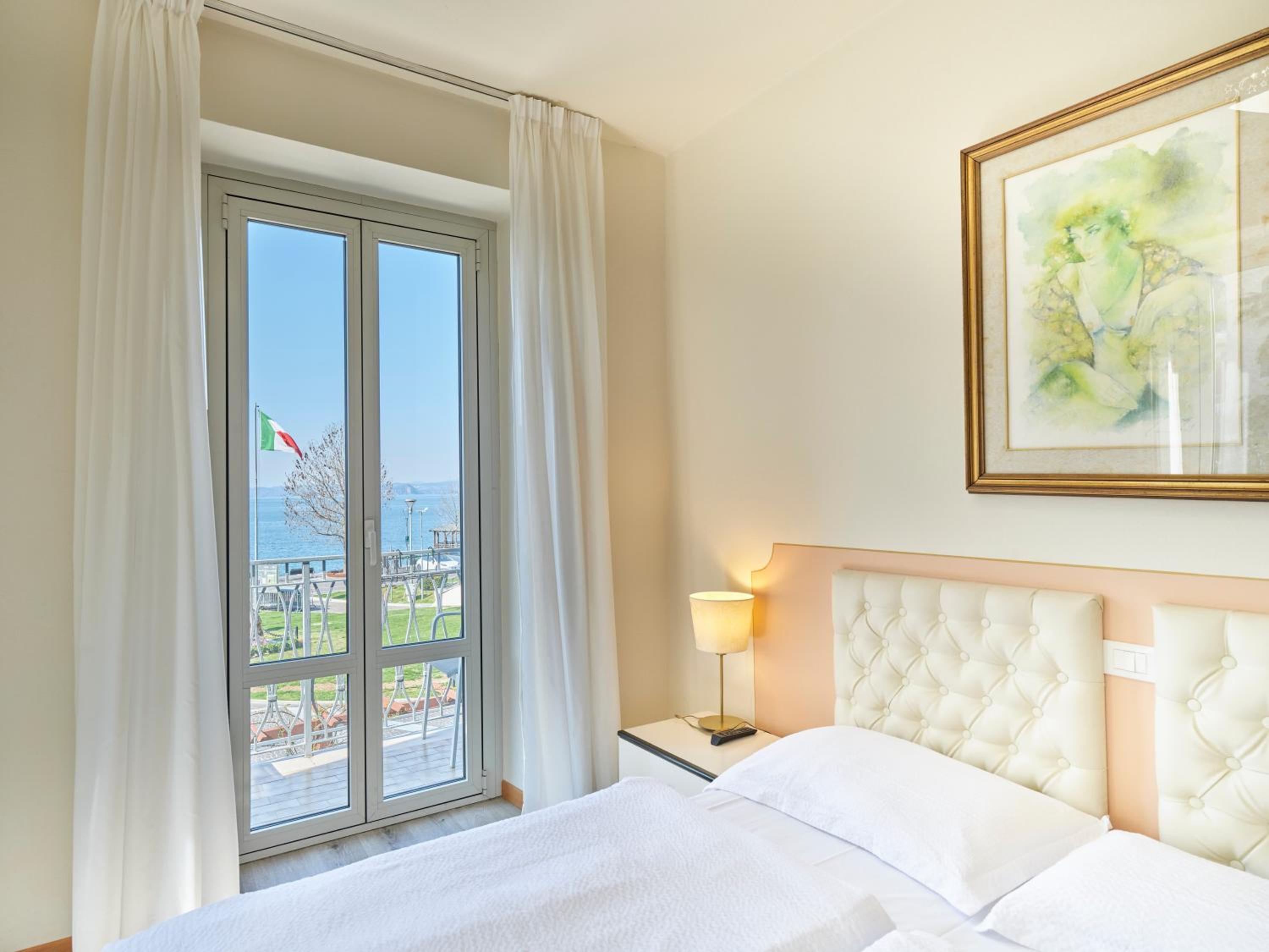 Double Room with Balcony and Lake View photo 1