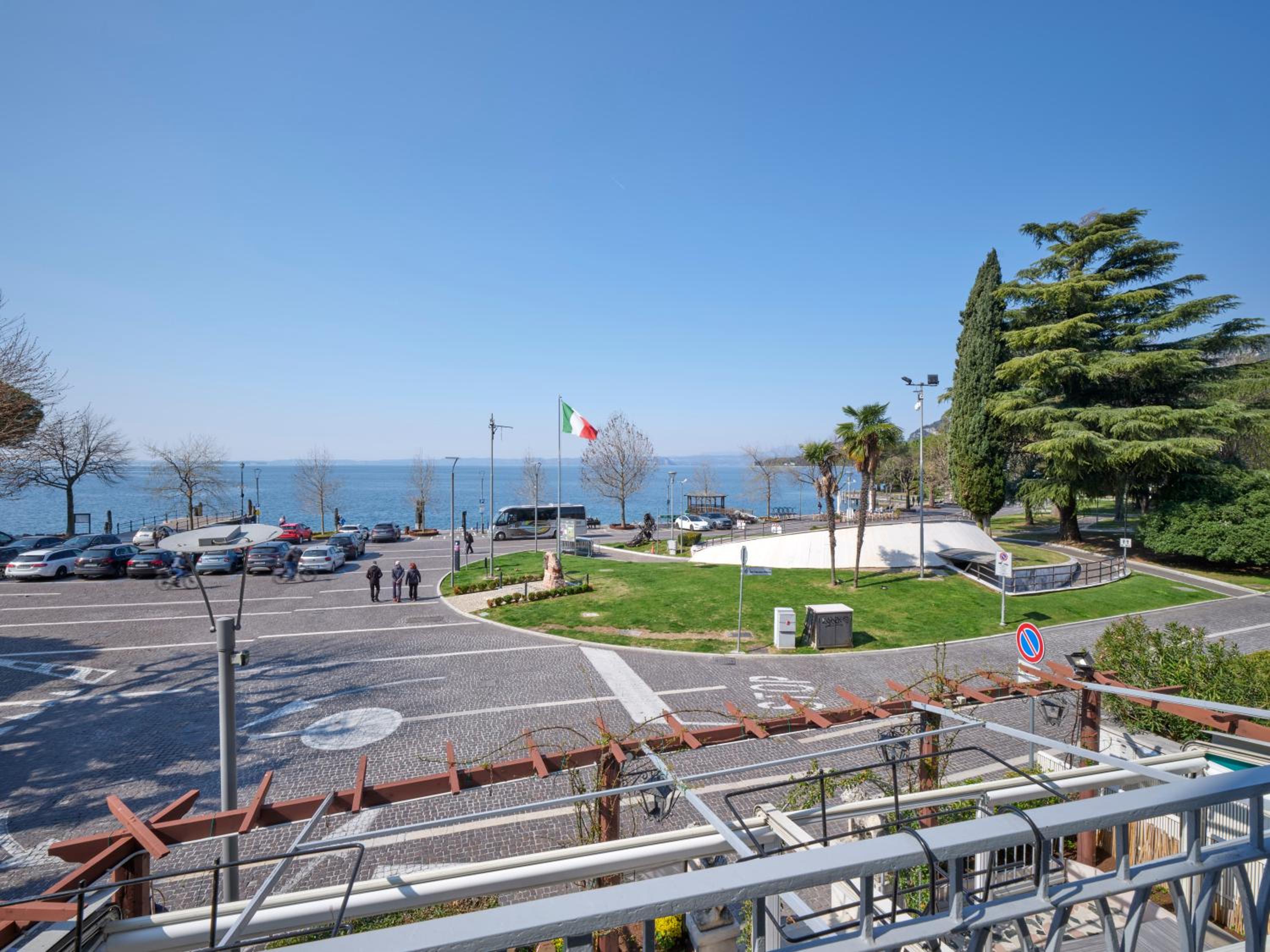 Double Room with Balcony and Lake View photo 3