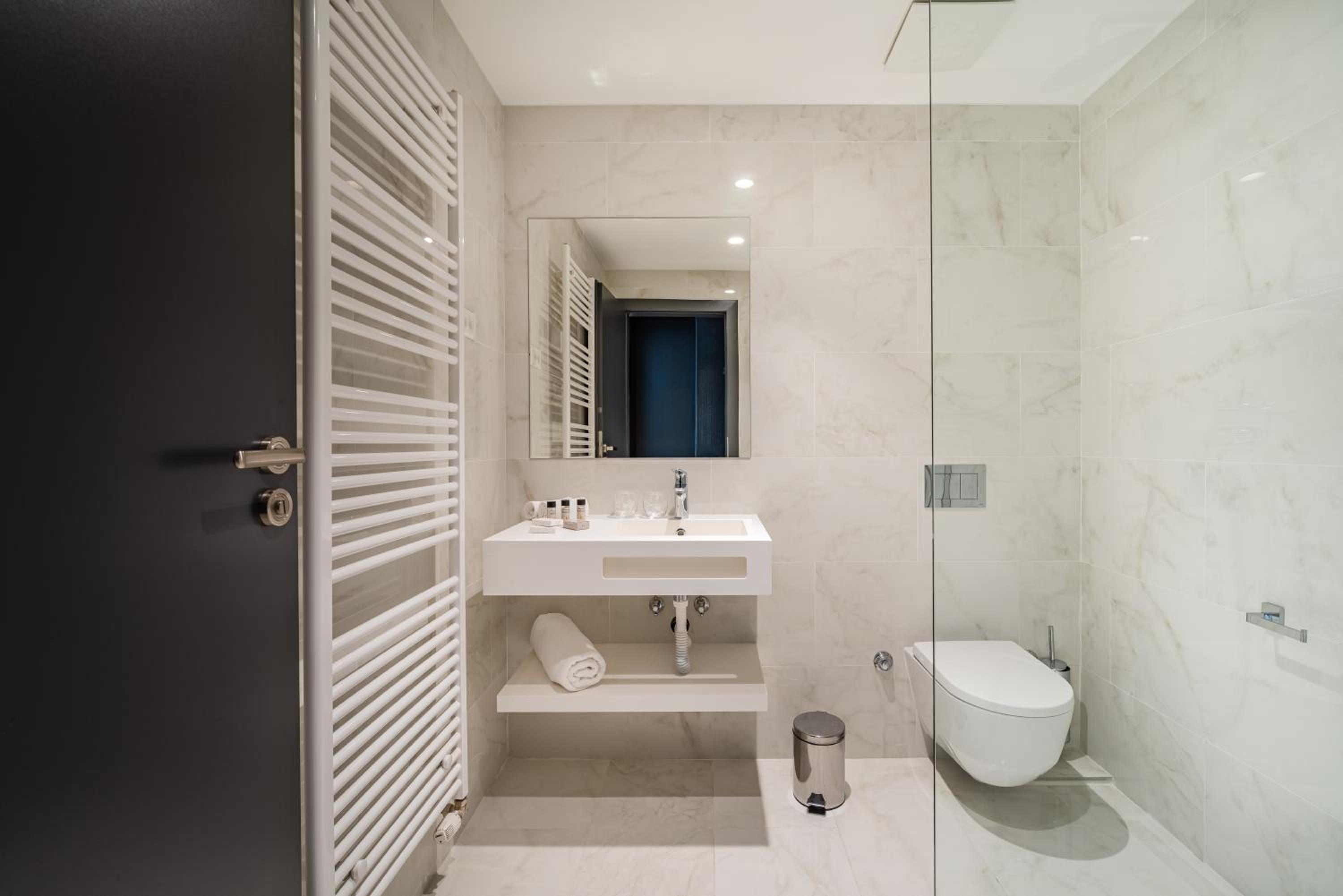 Standard Double Room - Photo 8