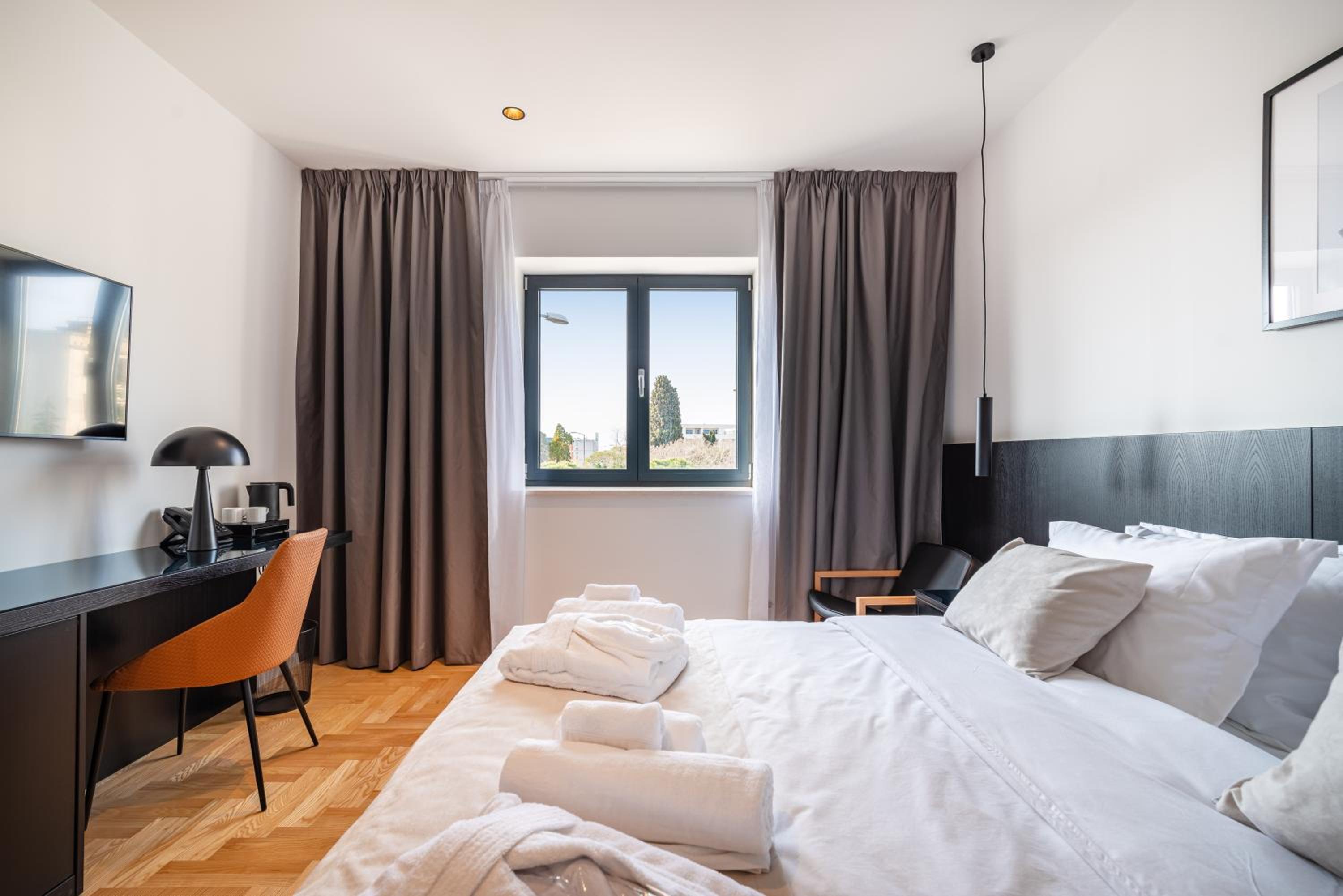 Standard Double Room - Photo 13