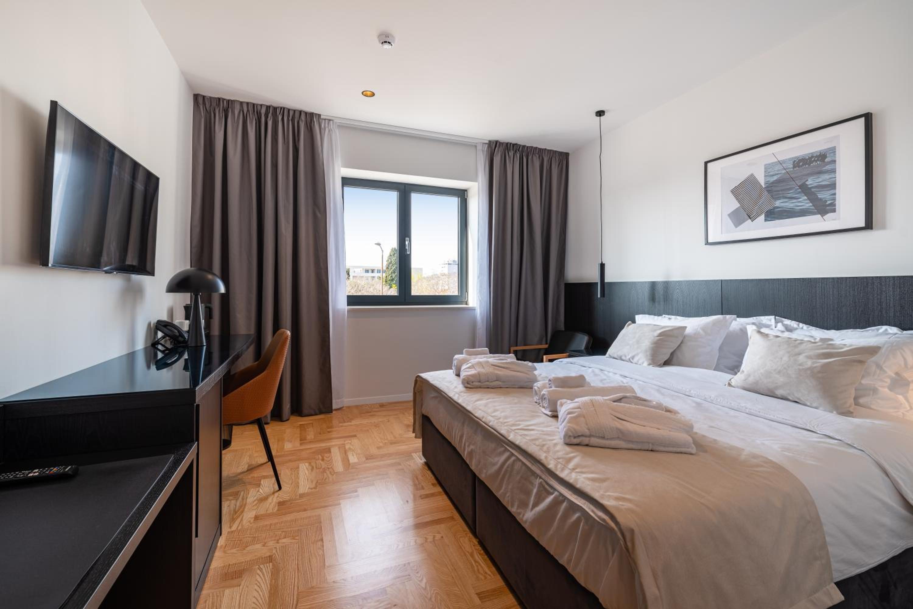 Standard Double Room - Photo 12