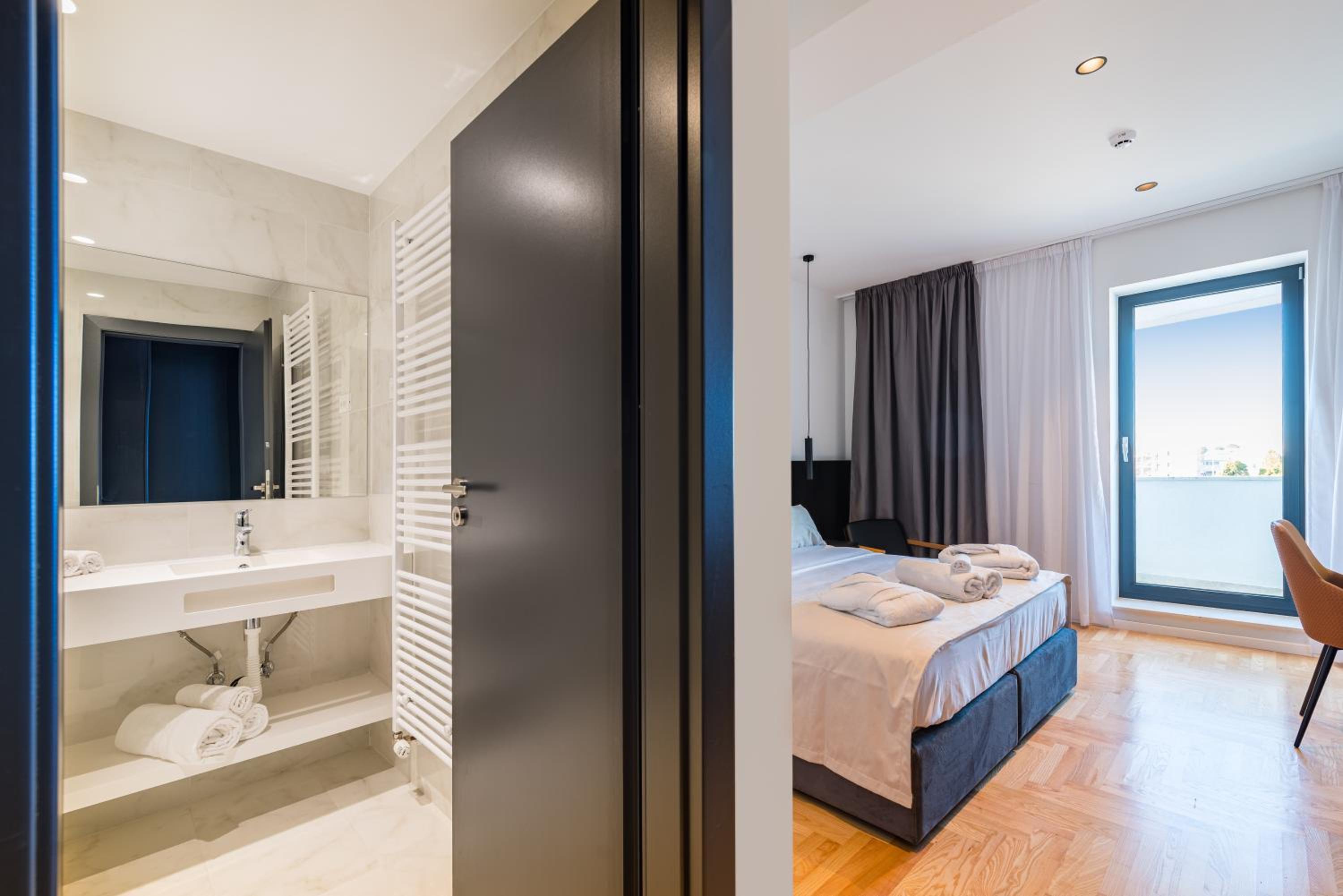 Double Room with Balcony - Photo 7