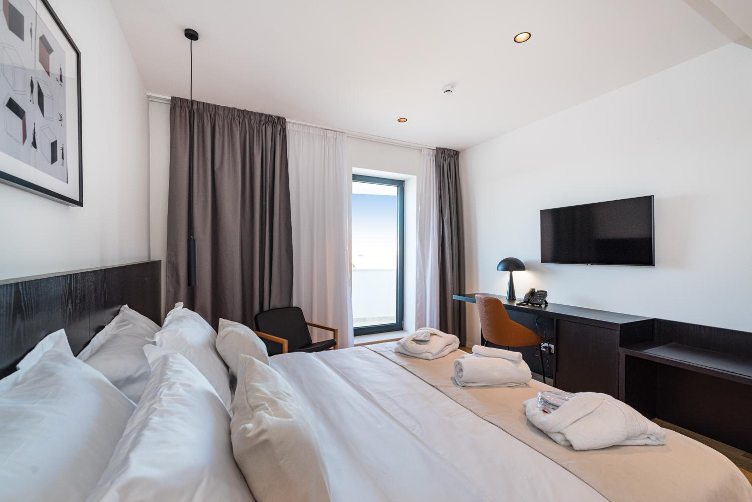 Double Room with Balcony - Photo 10