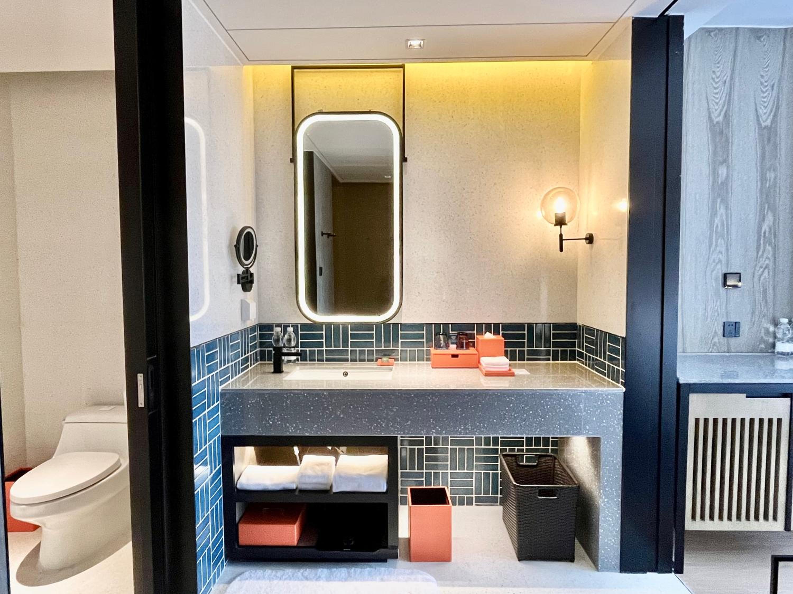 Premium King Room with City View - Photo 2