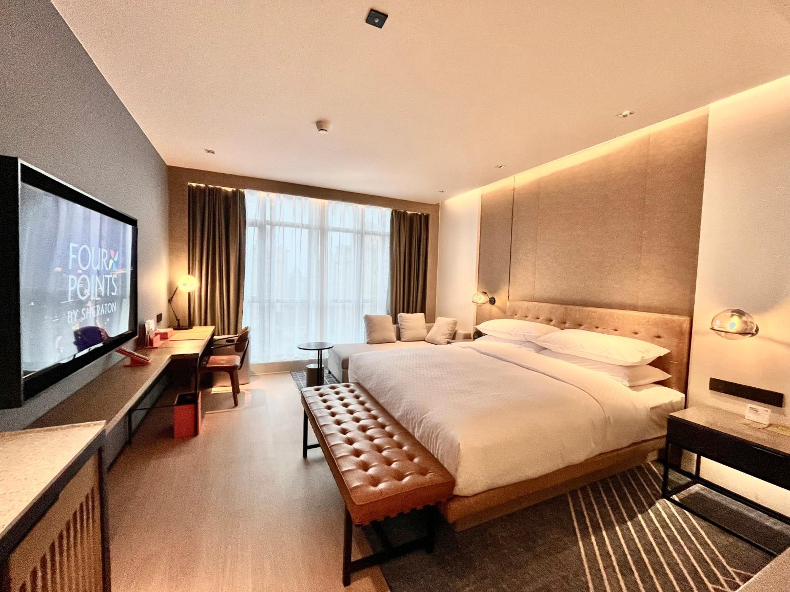 Deluxe King Room with City View - Photo 6