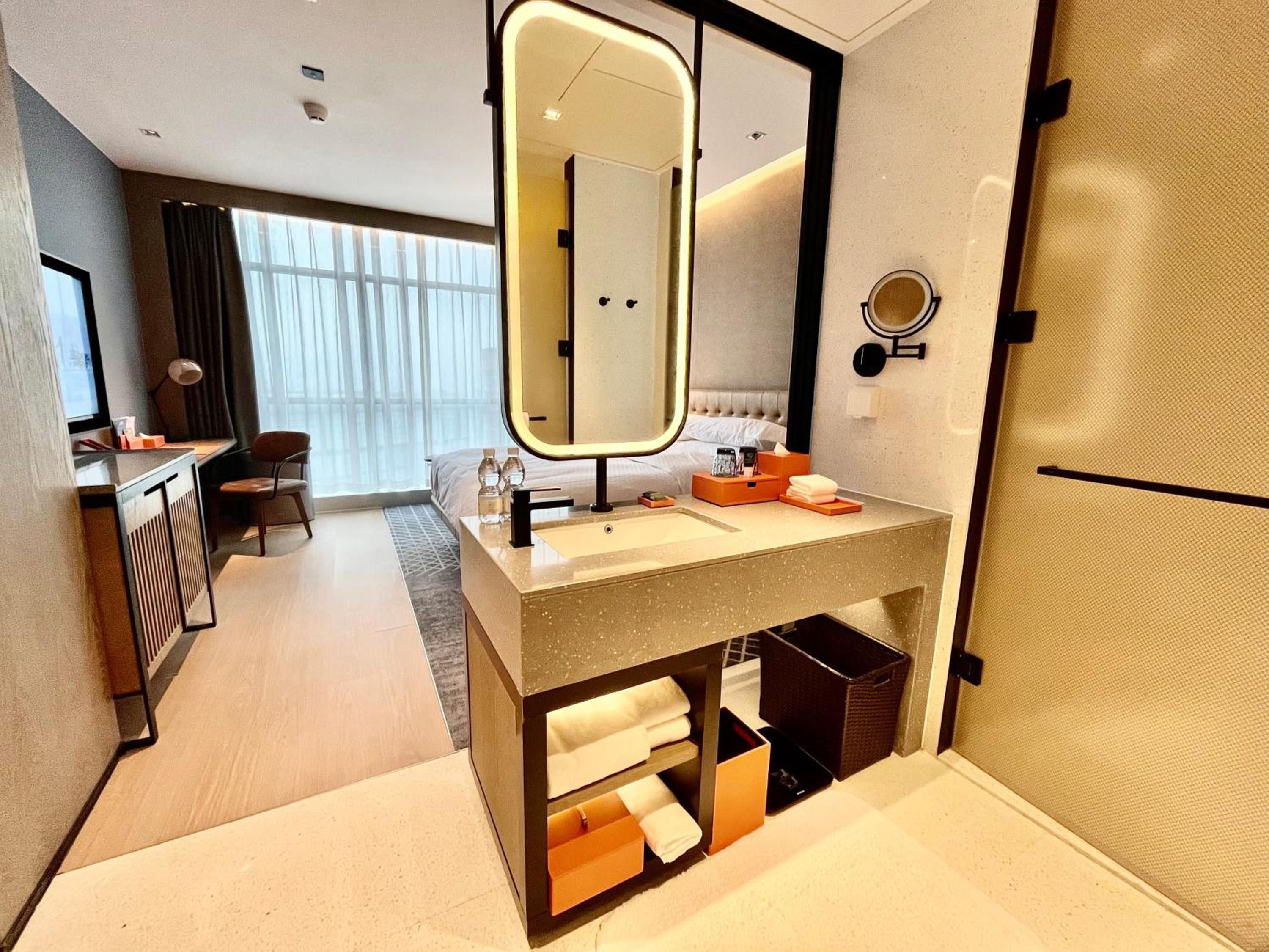 Deluxe King Room with City View - Photo 3
