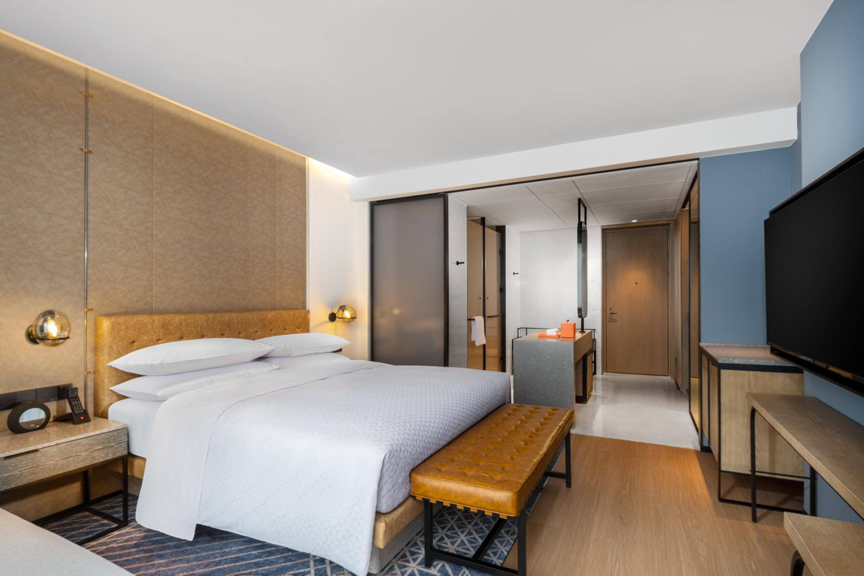 Premium King Room with City View - Photo 4