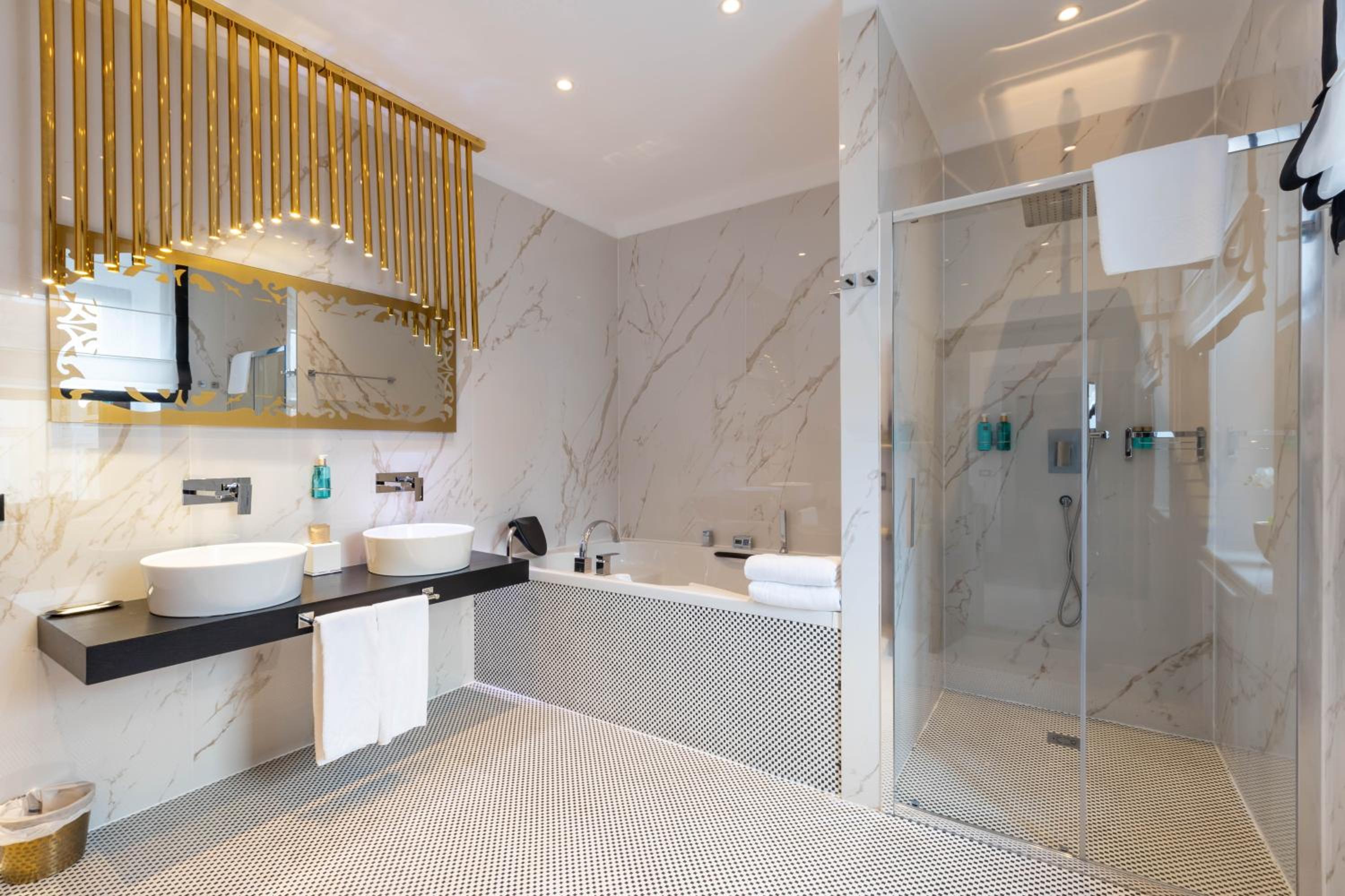 Deluxe Suite with Spa Bath - Photo 2