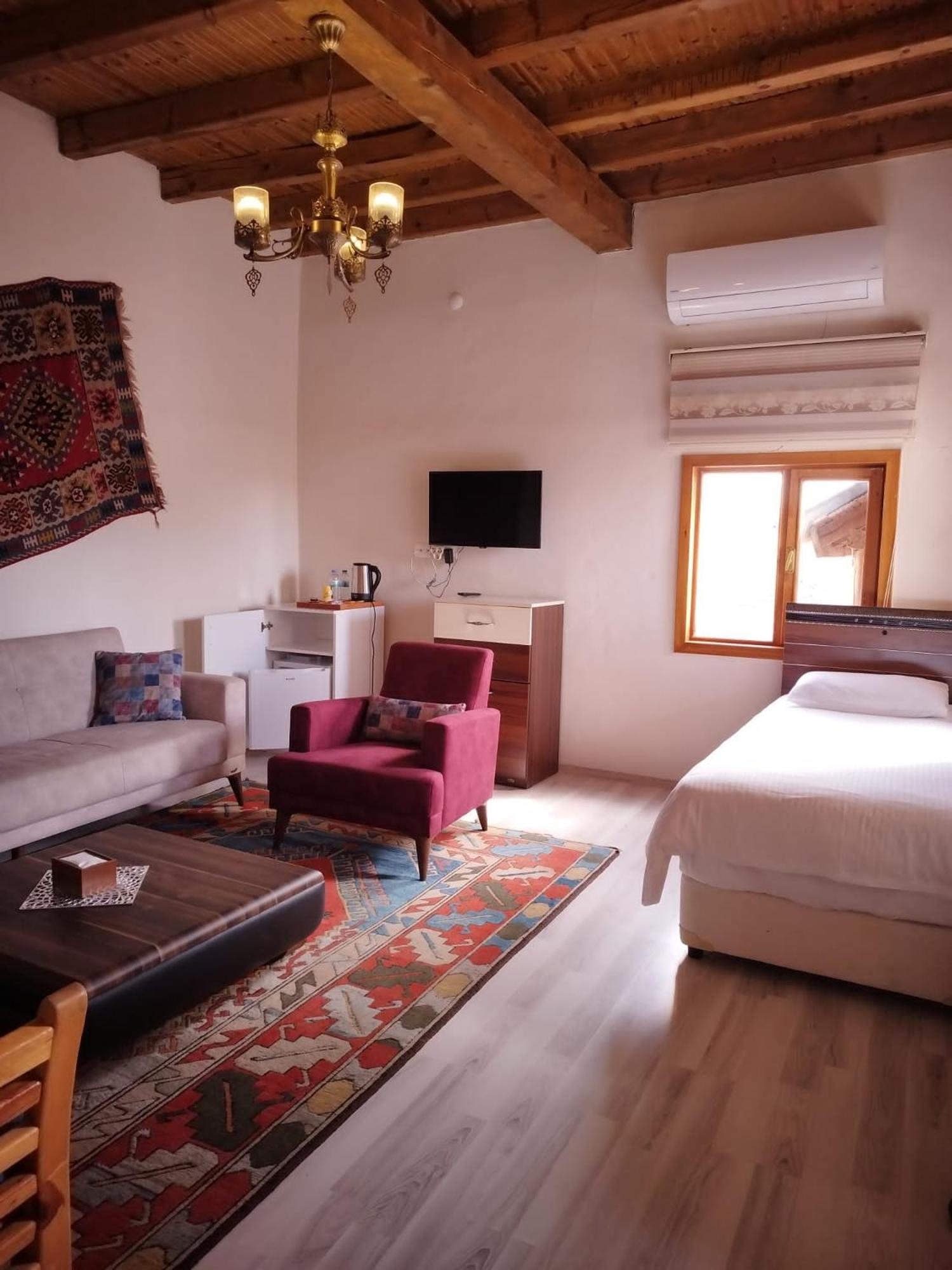 Deluxe Suite with Spa Bath - Photo 5