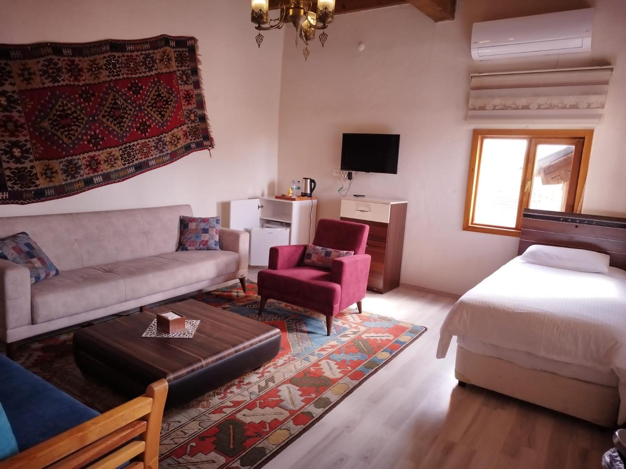 Deluxe Suite with Spa Bath - Photo 4
