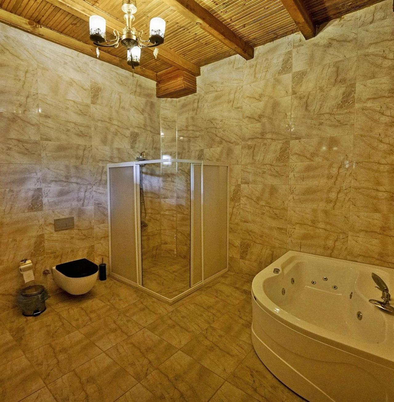 Deluxe Suite with Spa Bath - Photo 6