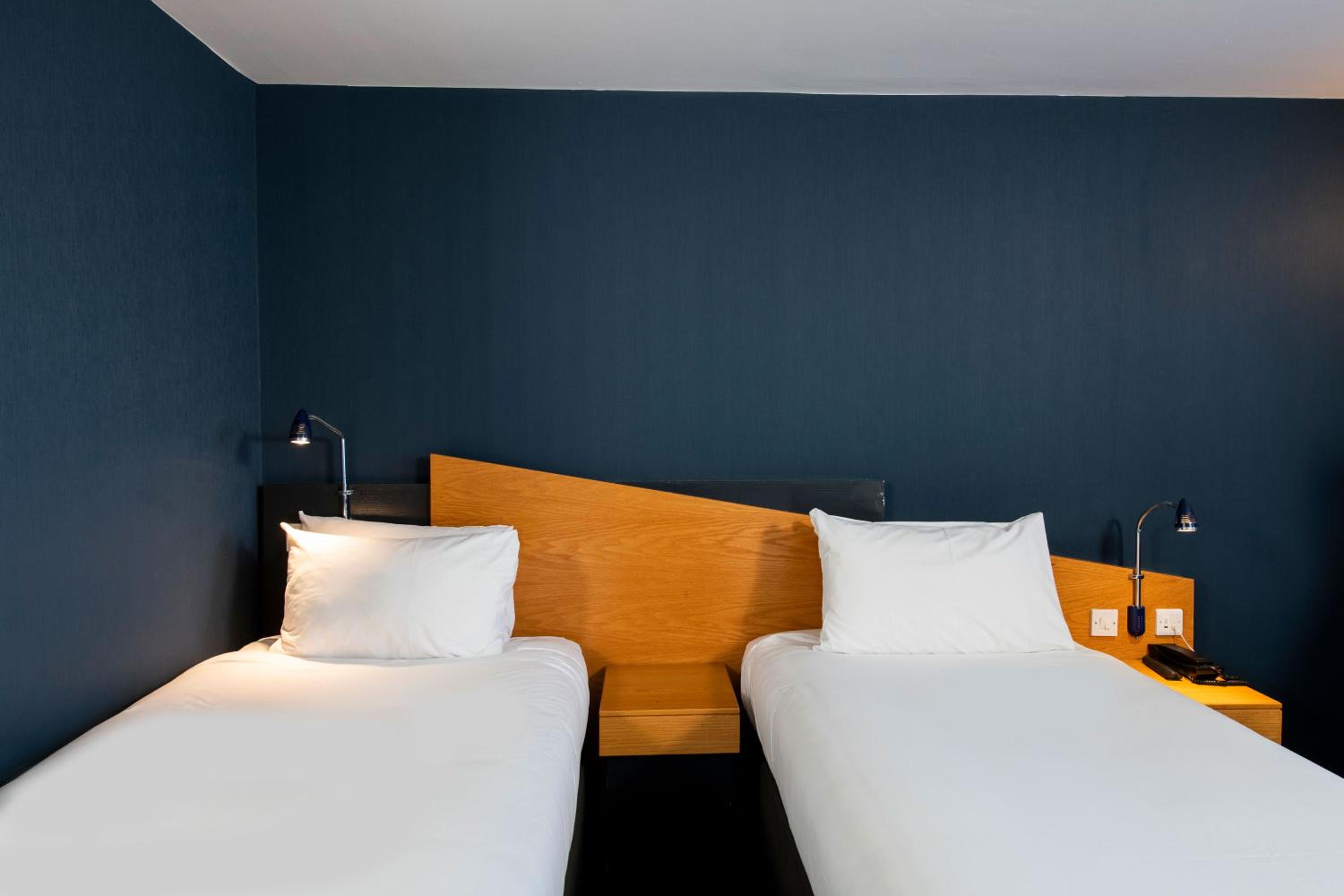 Standard Twin Room with Free Hot Breakfast - Photo 4