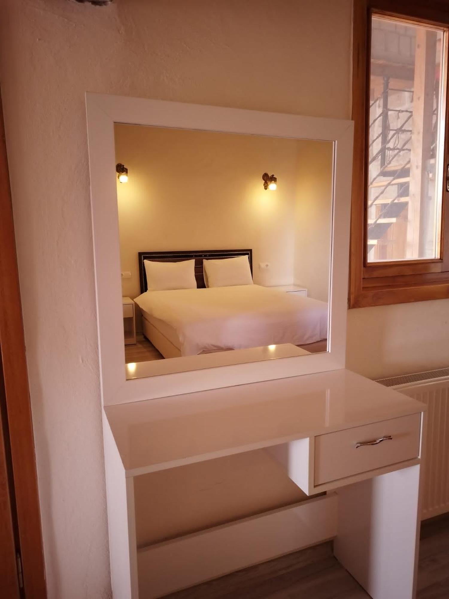 Deluxe Suite with Spa Bath - Photo 2