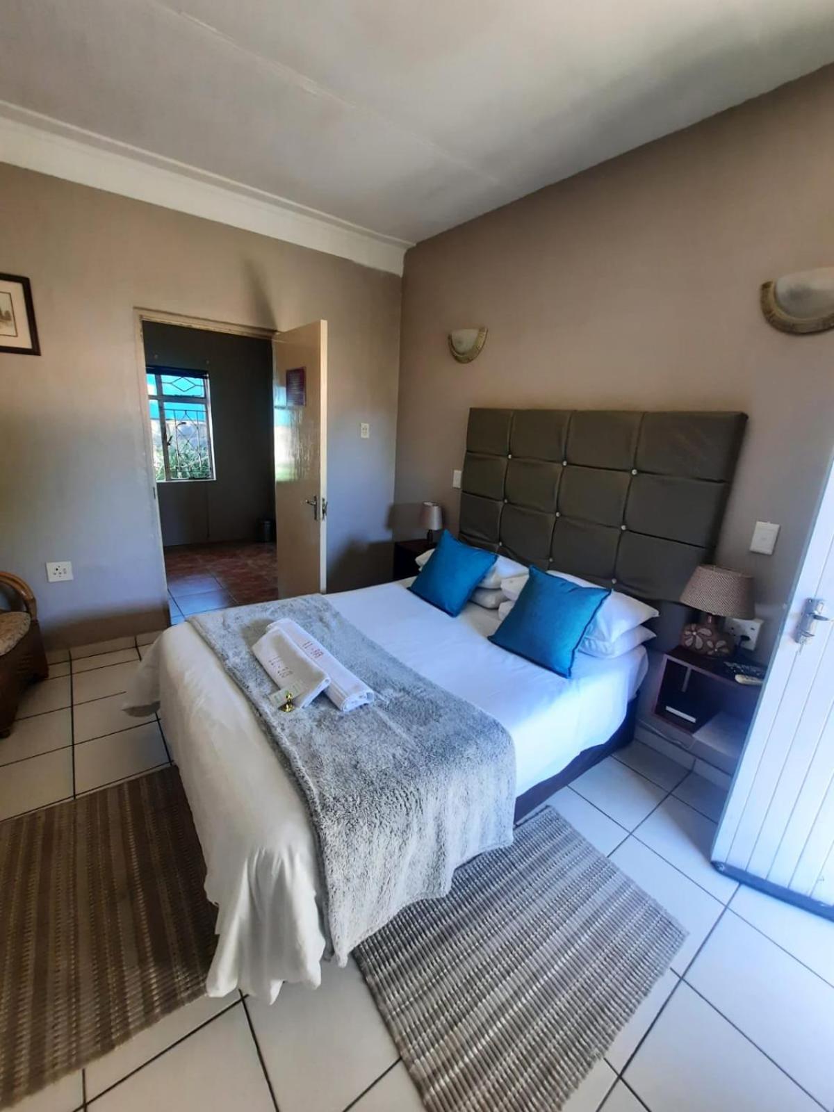 Deluxe Queen Room - Photo 11