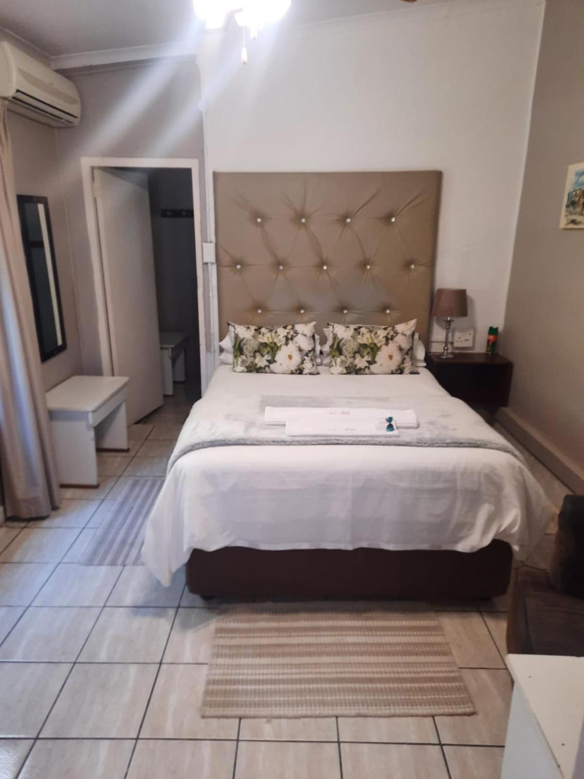 Deluxe Queen Room - Photo 6