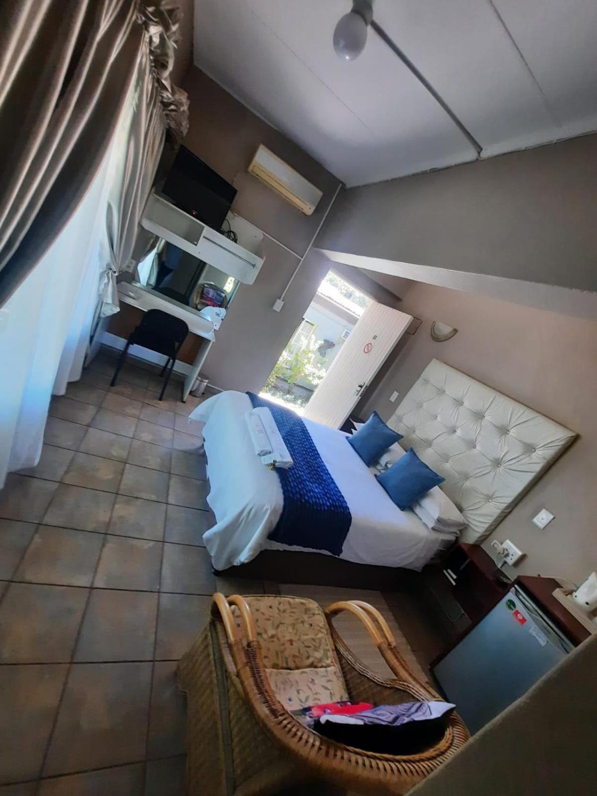 Deluxe Queen Room - Photo 5