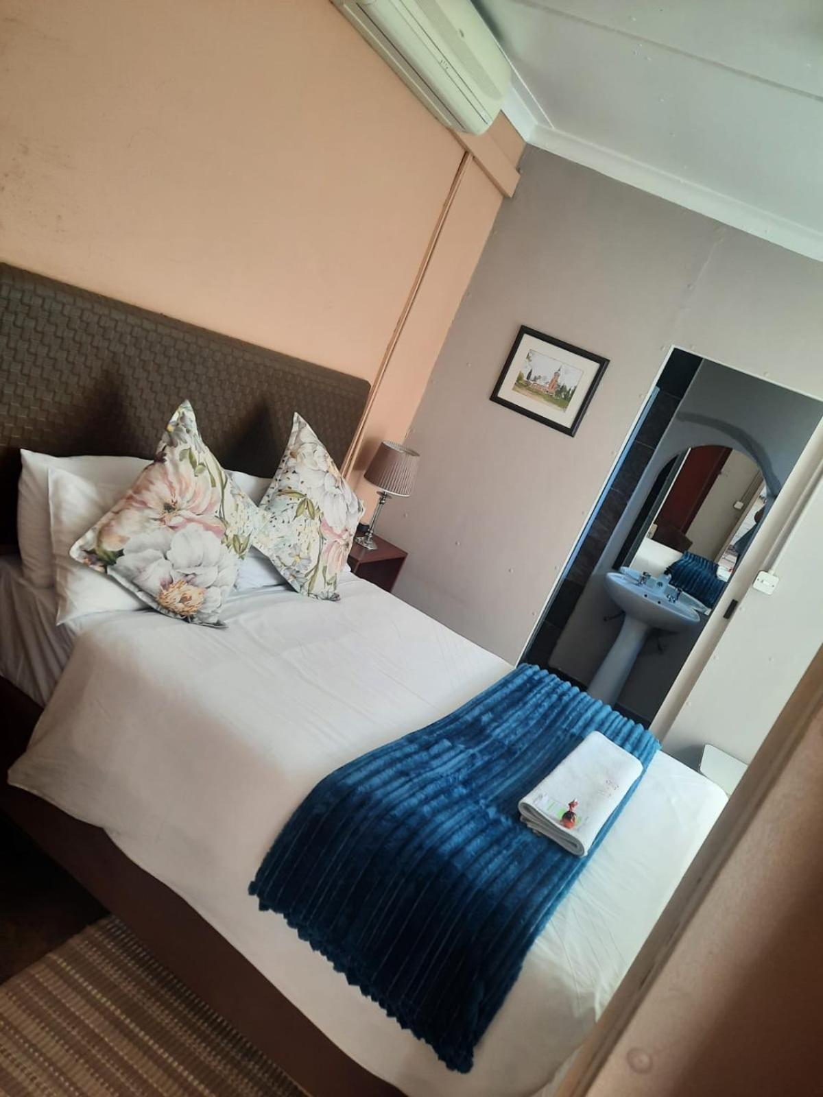 Deluxe Queen Room - Photo 3