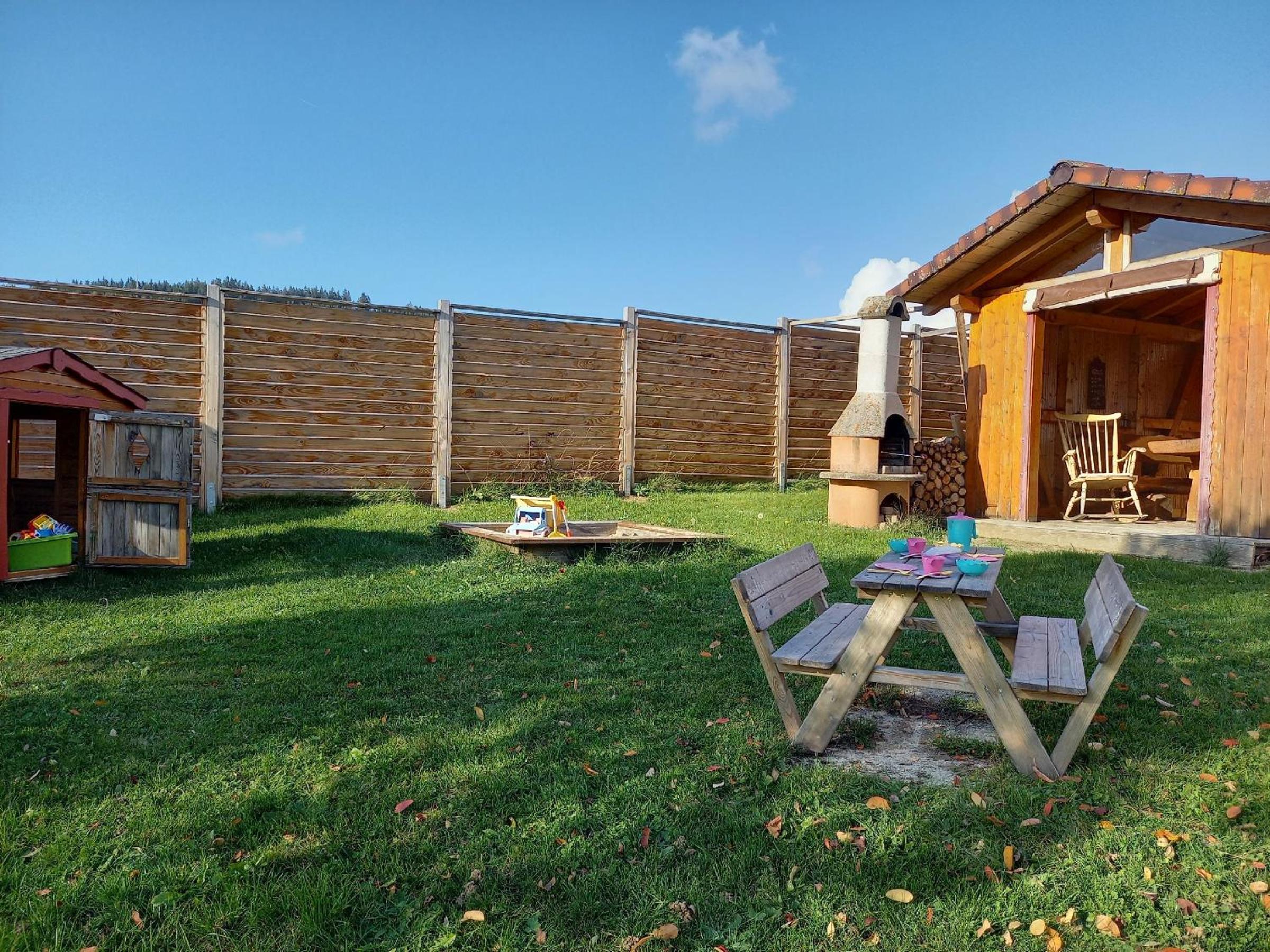 One-Bedroom Apartment with Garden View photo 3