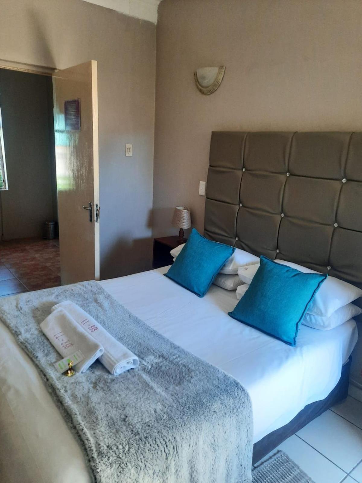 Deluxe Queen Room - Photo 2