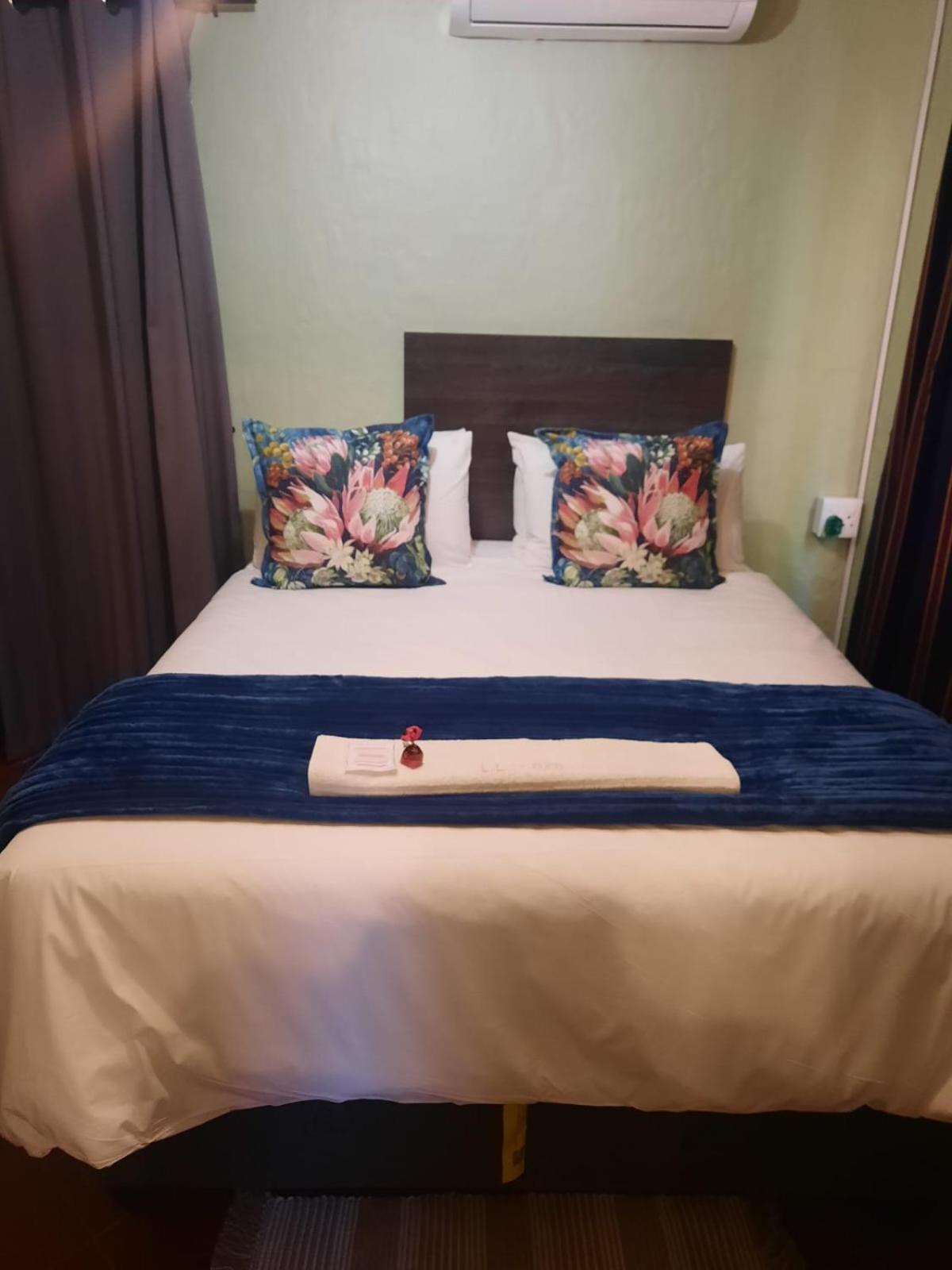 Deluxe Queen Room - Photo 17