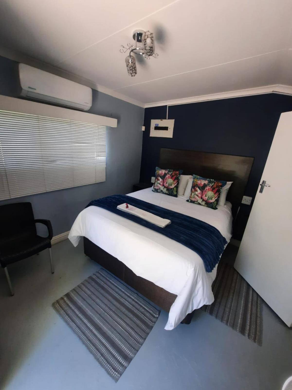 Deluxe Queen Room - Photo 8