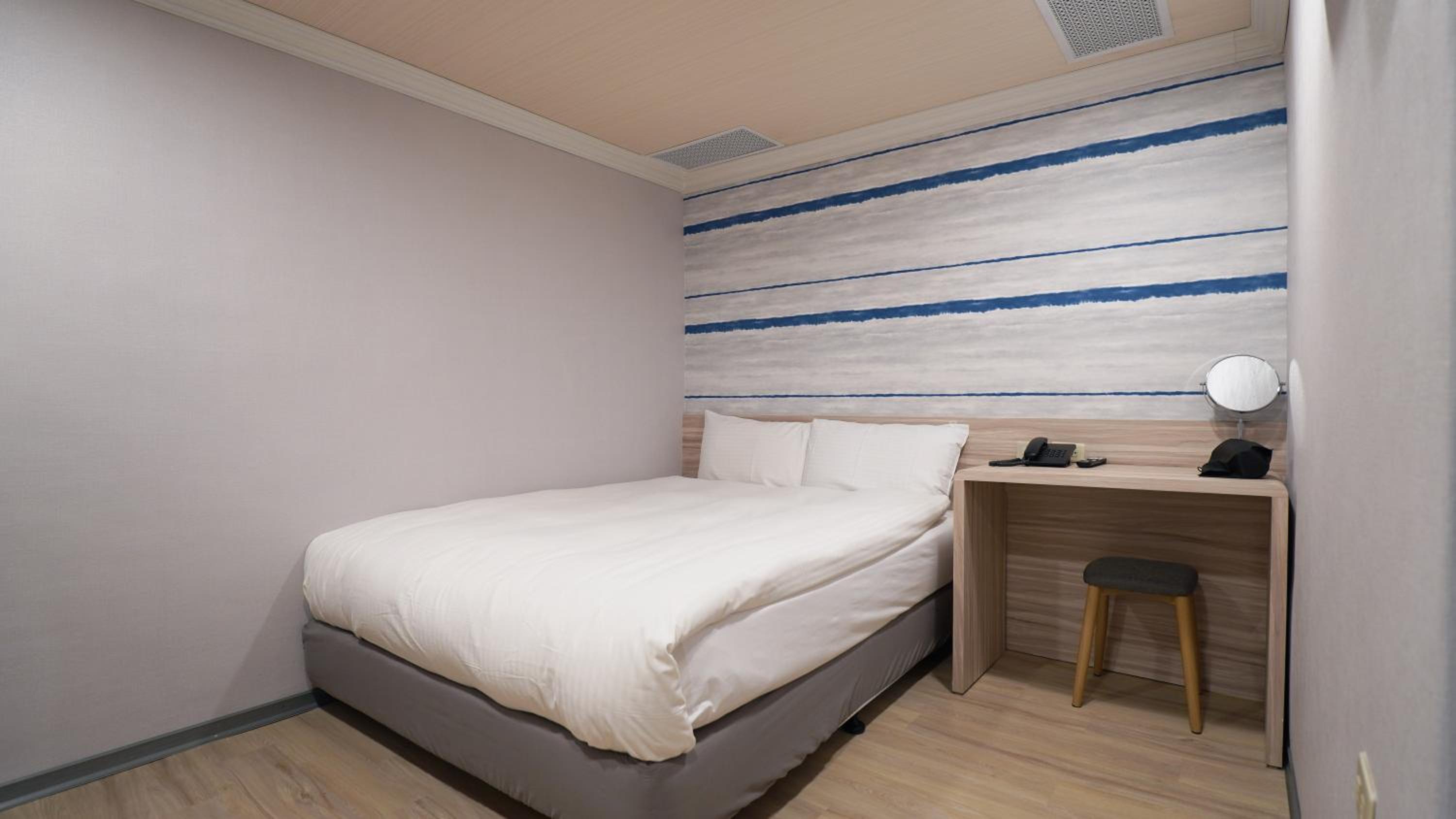 Budget Double or Twin Room - No Window photo 1