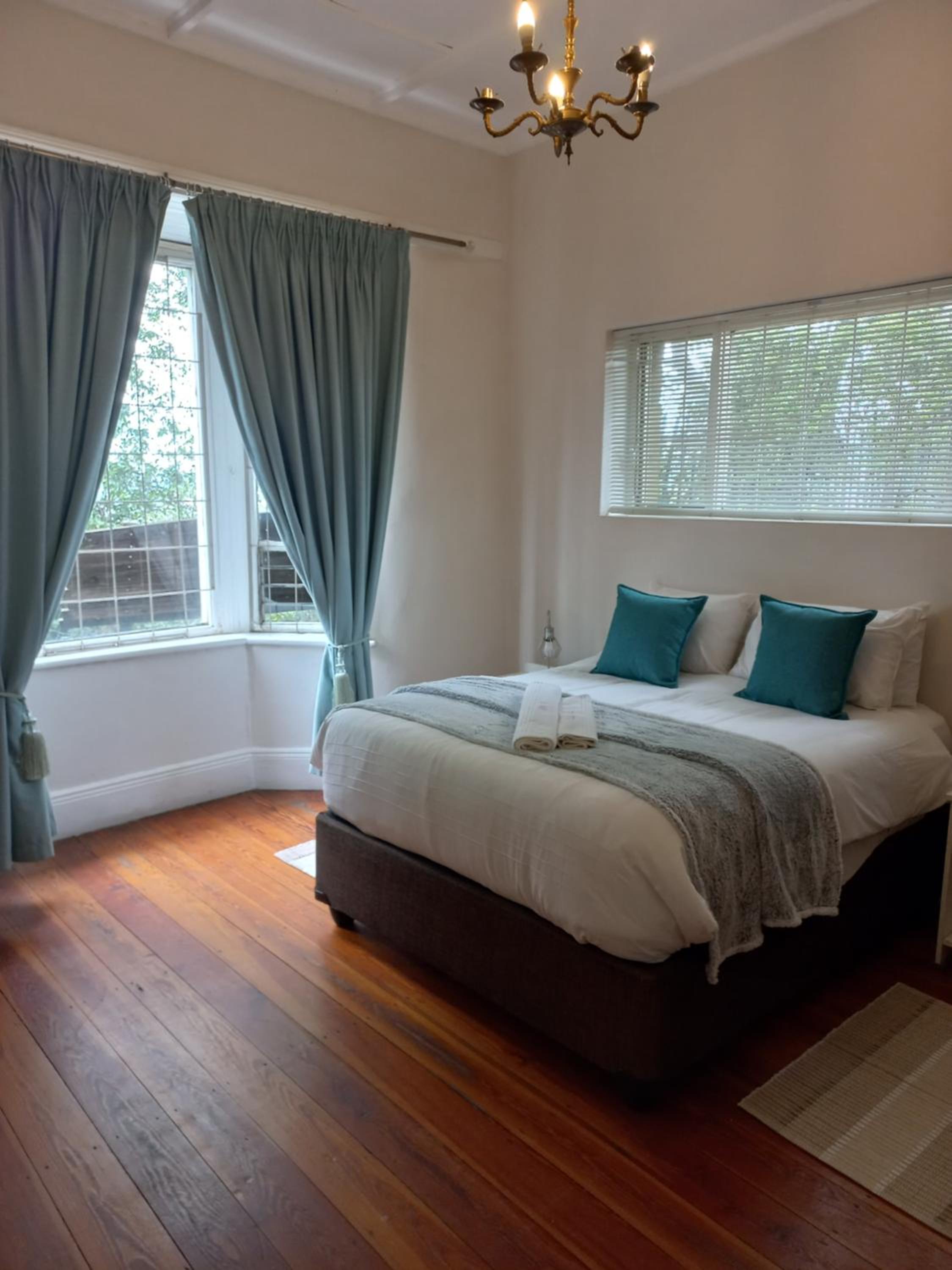 Deluxe Queen Room - Photo 10