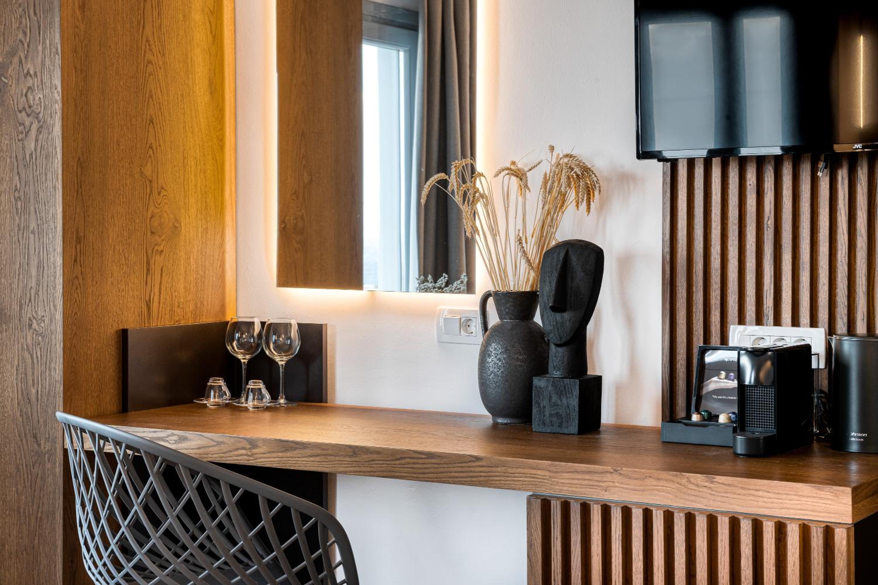 Deluxe Suite - Photo 13