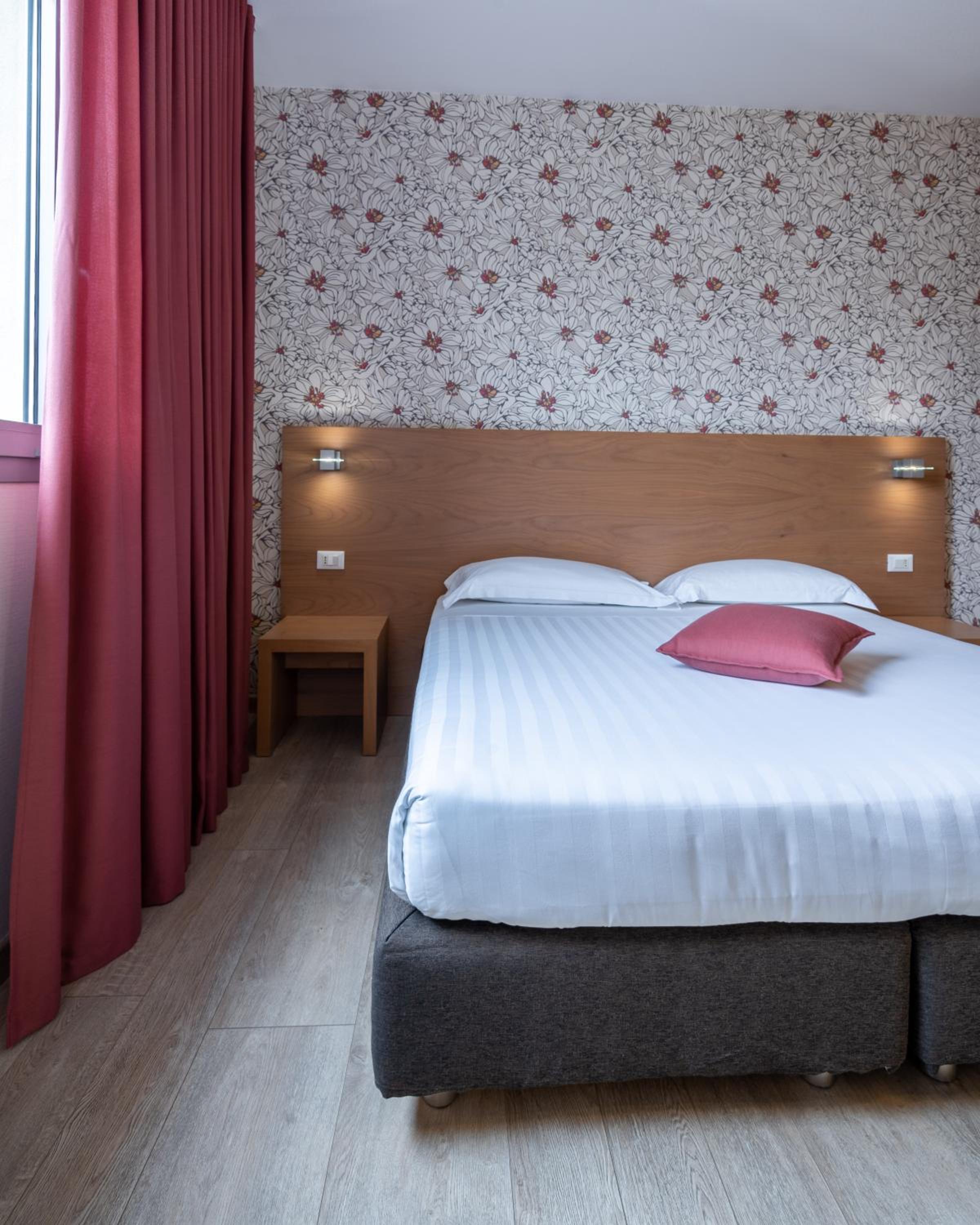 Standard Double or Twin Room - Photo 6