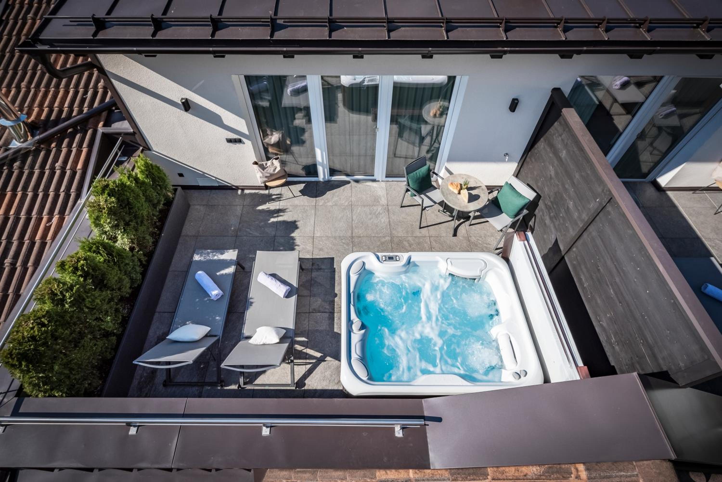 Suite with Hot Tub photo 2