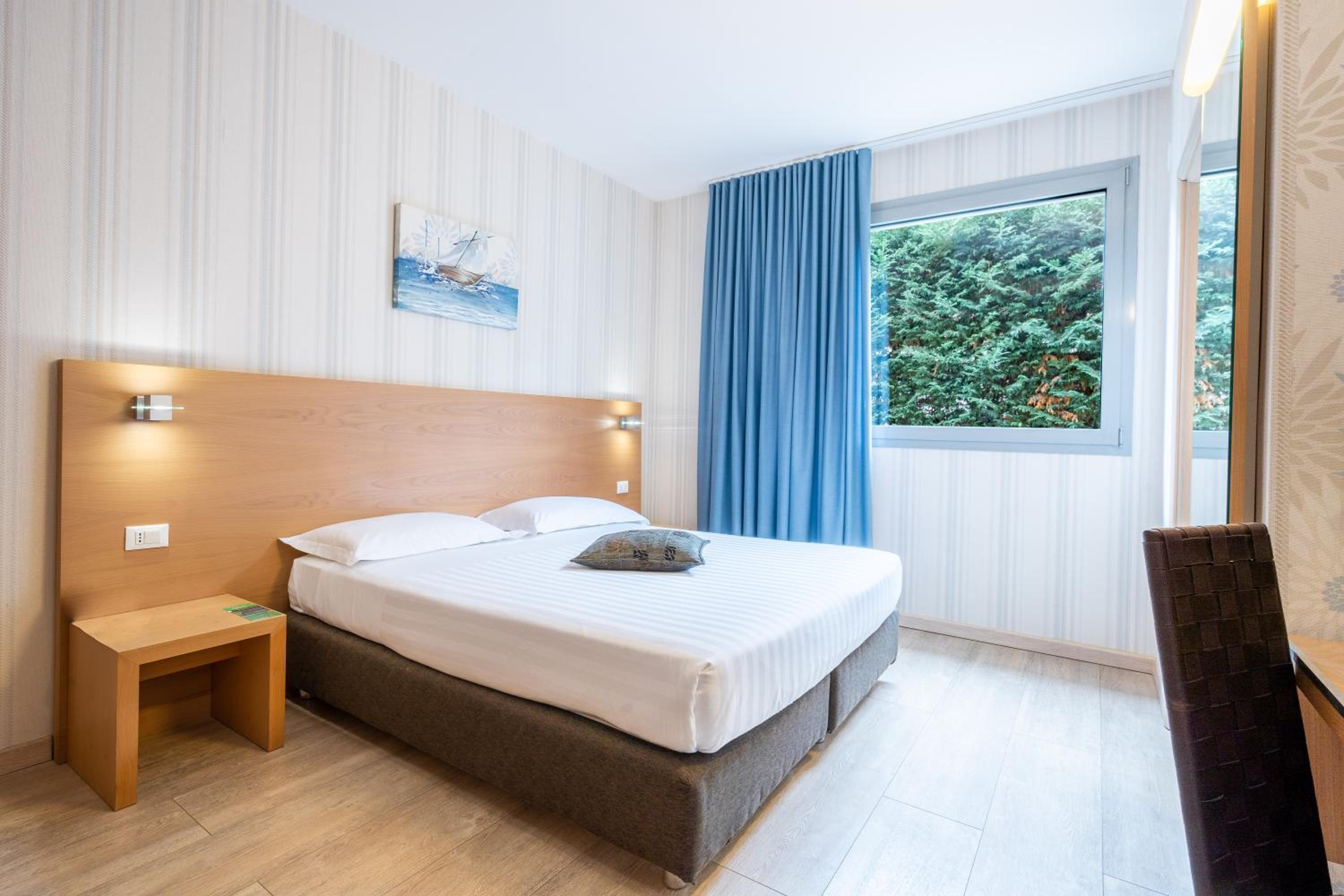 Standard Double or Twin Room - Photo 2