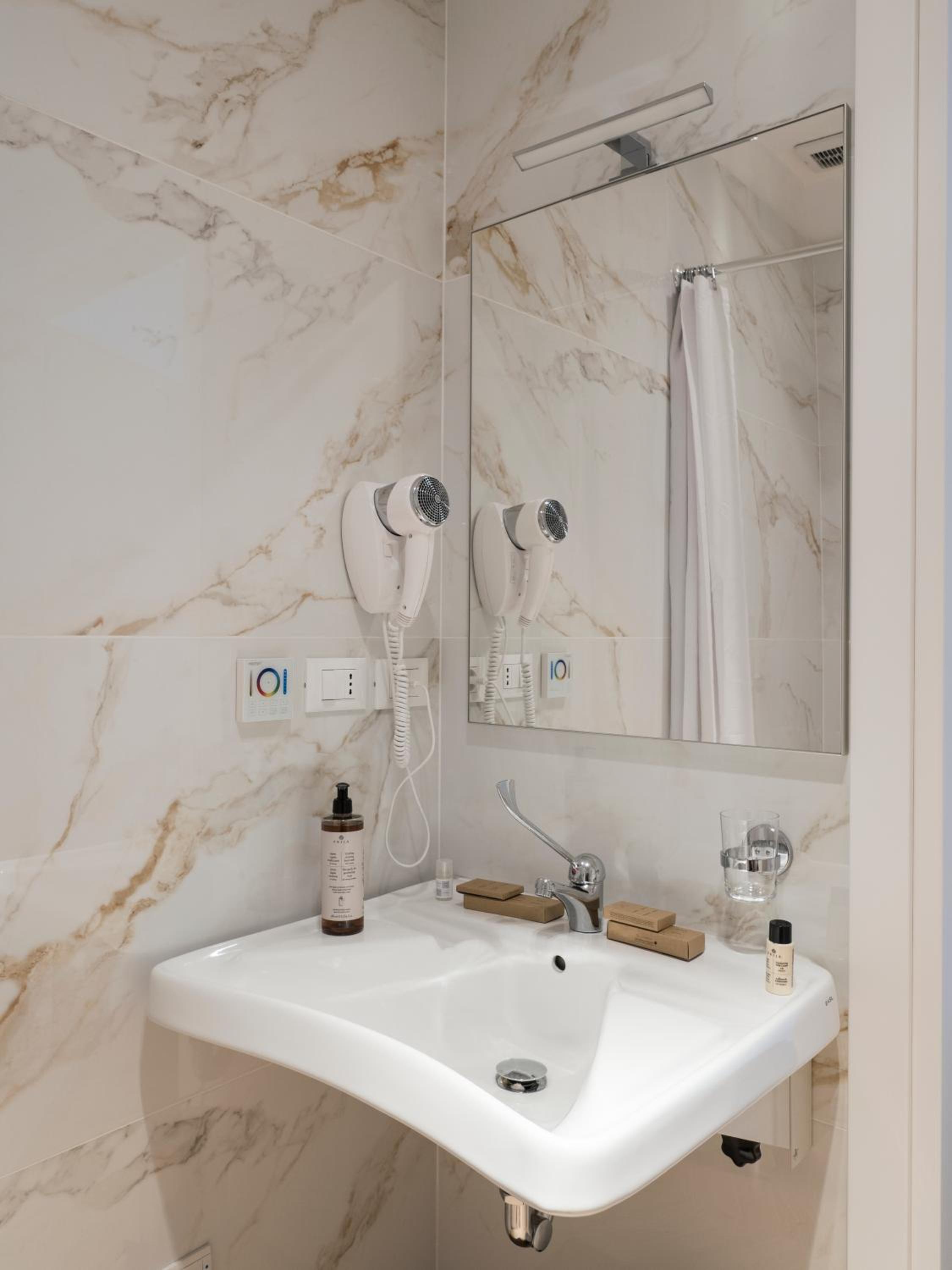 King Room with Roll-In Shower - Disability Access photo 2
