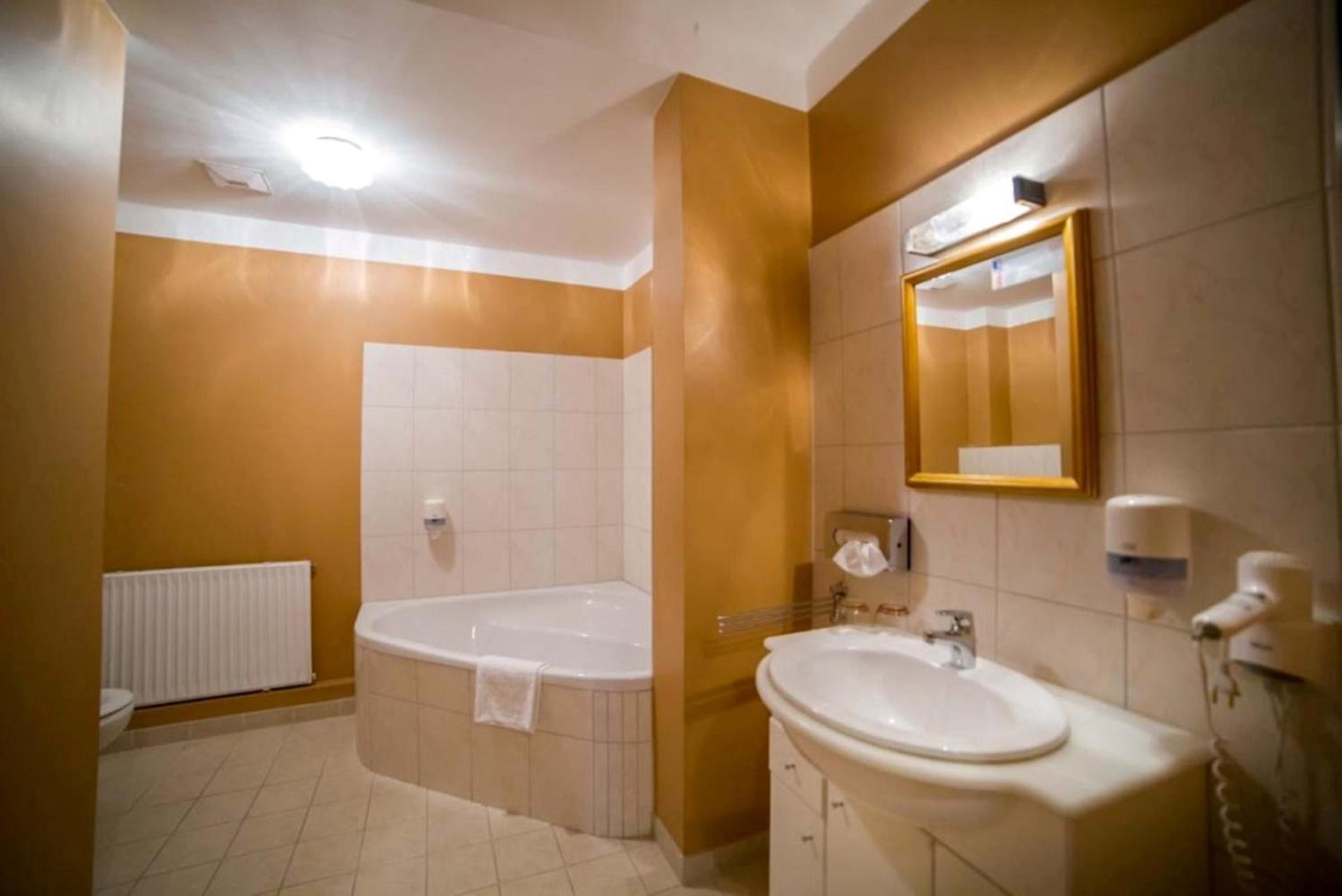 Superior Double Room with City View - Photo 8
