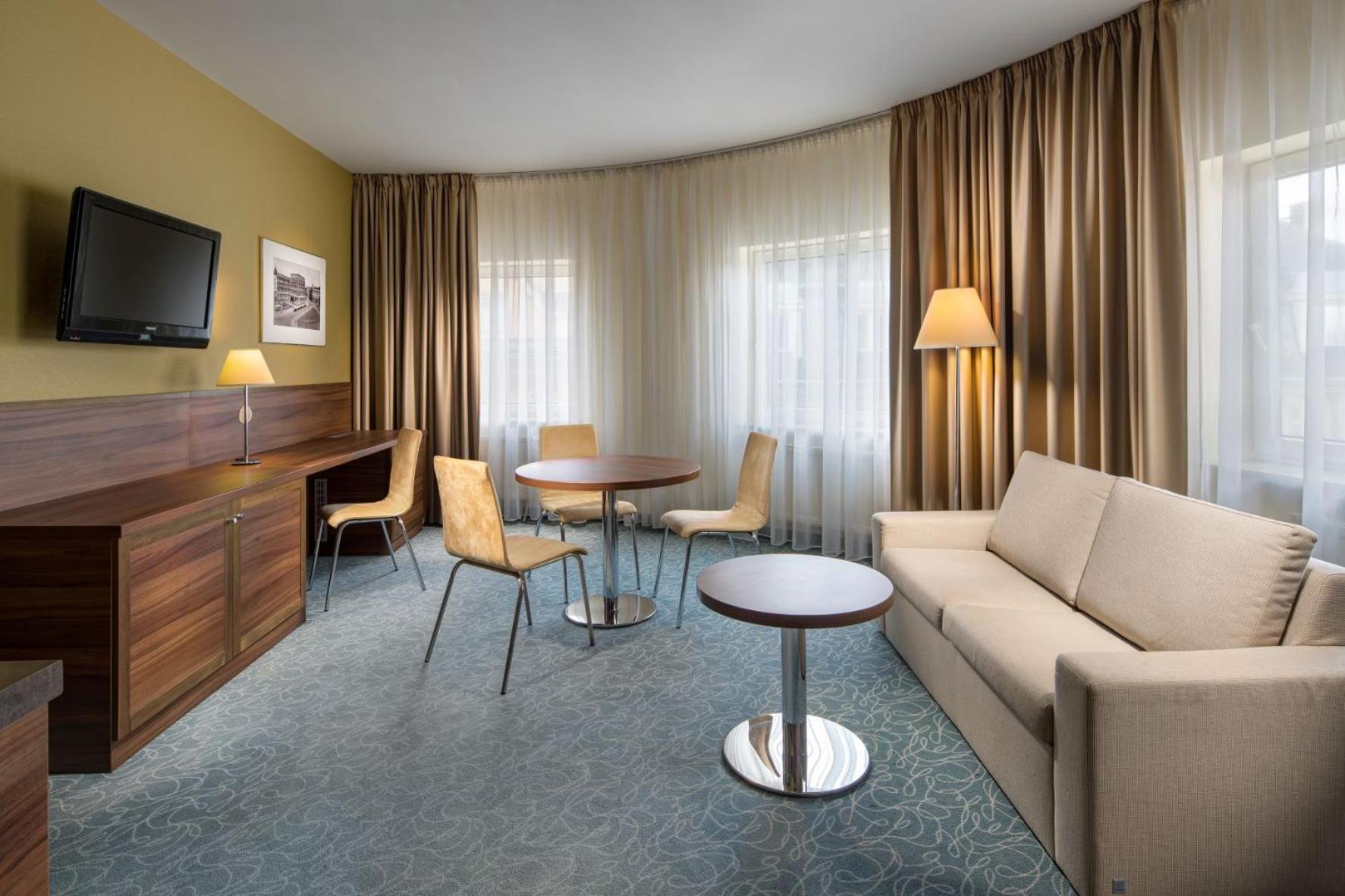 Suite - Photo 1