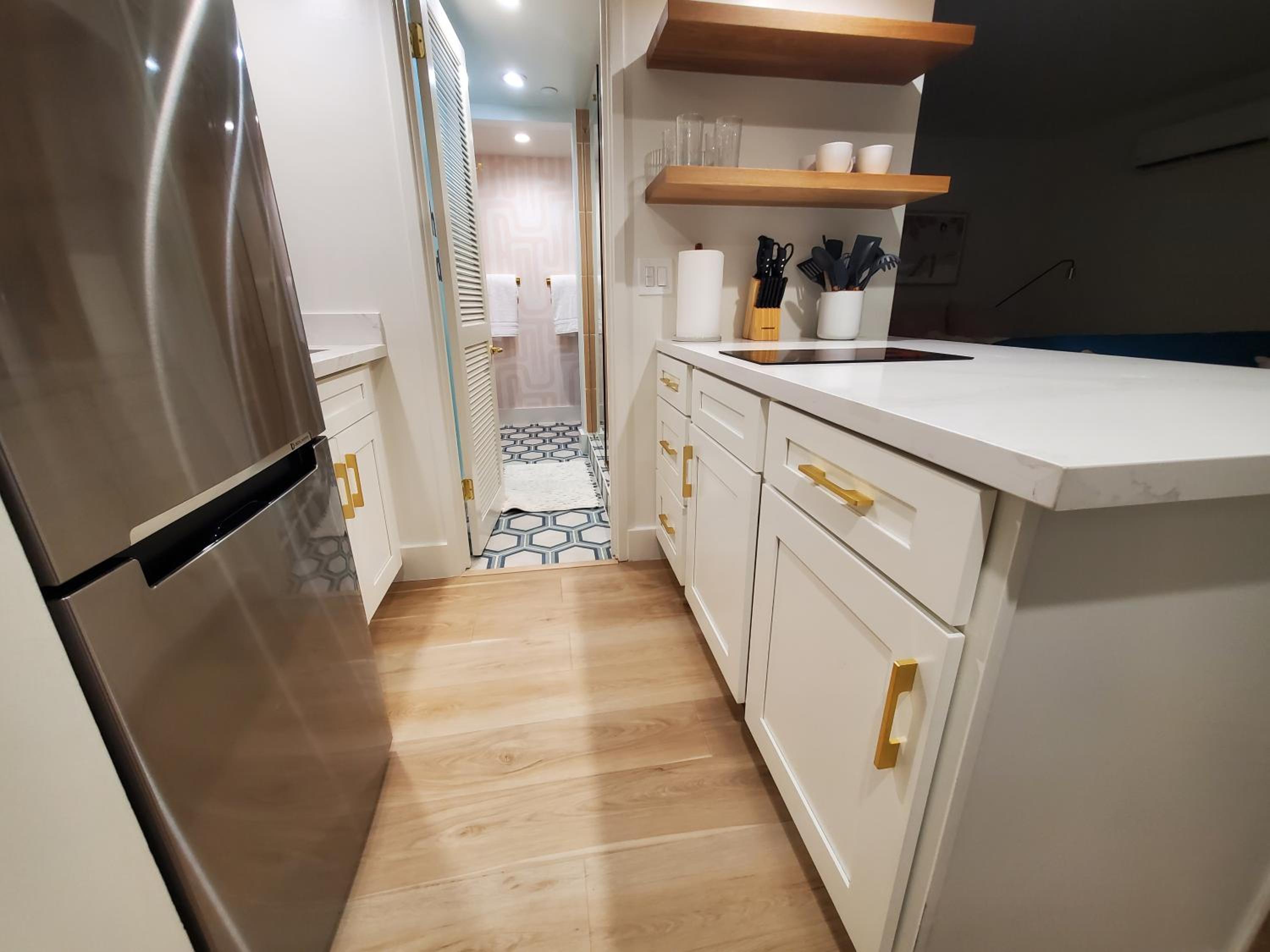 S&N Lux Suite-Free Parking-King Bed-Kitchen-WiFi: King Studio with Sofa Bed photo