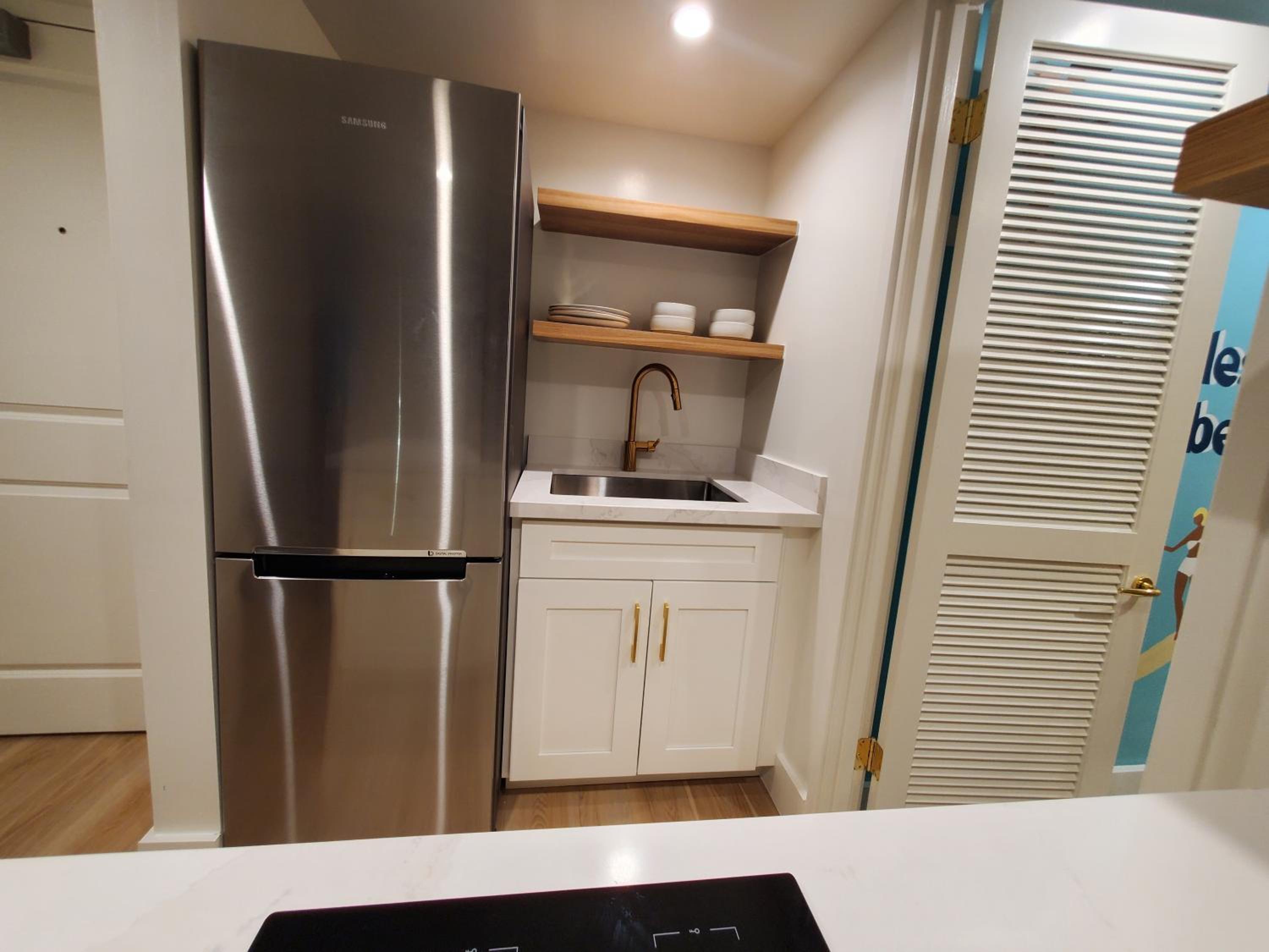 S&N Lux Suite-Free Parking-King Bed-Kitchen-WiFi: King Studio with Sofa Bed photo