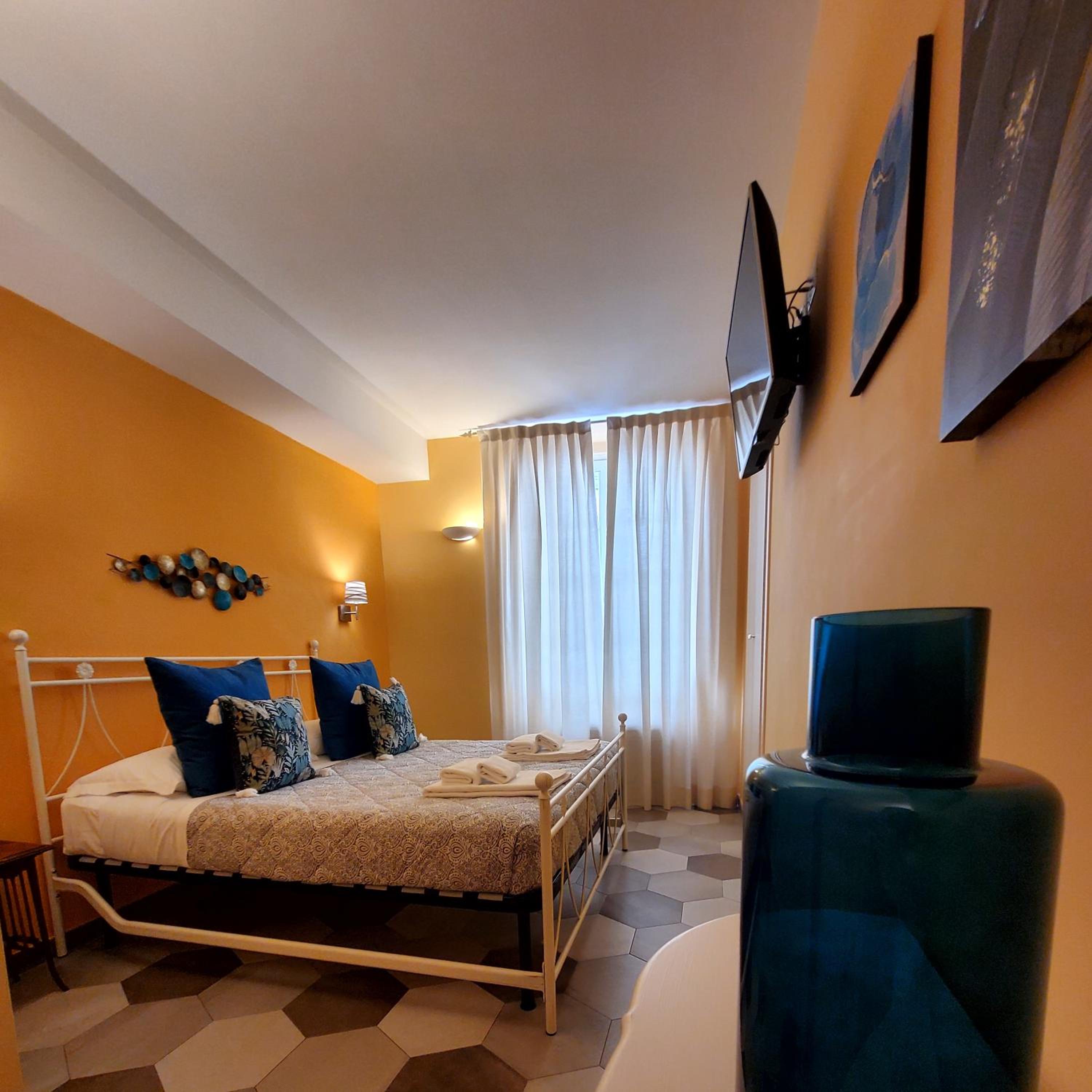 Deluxe Room - Photo 12