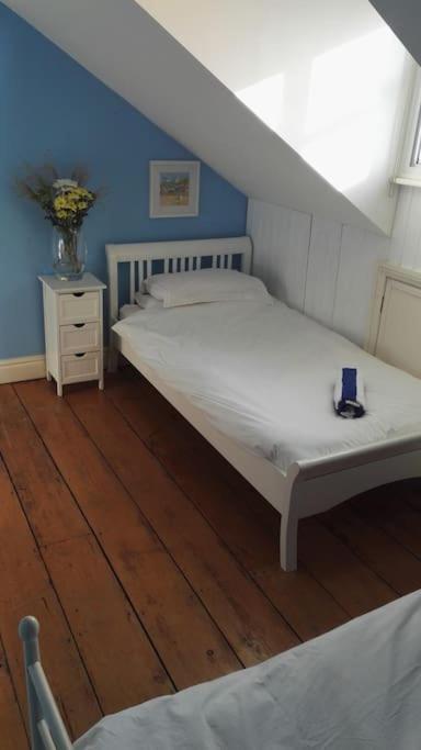 Three-Bedroom House photo 3
