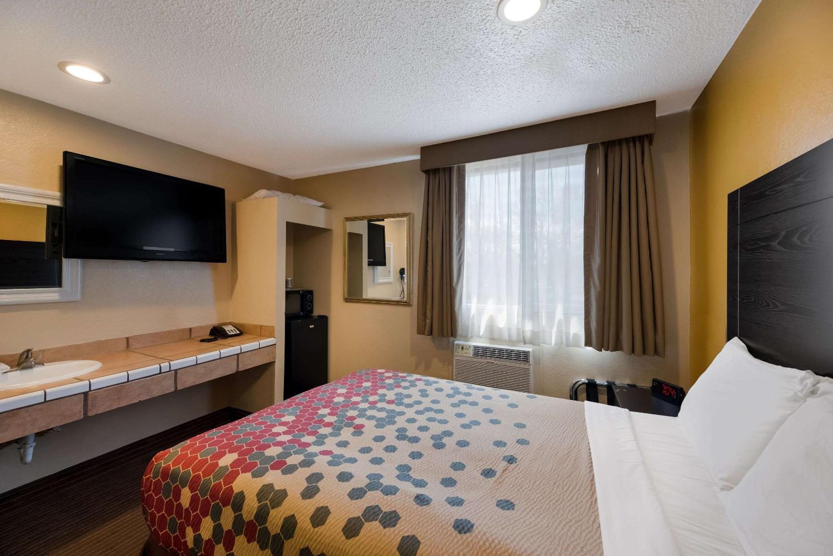 Queen Room - Non-Smoking - Photo 2