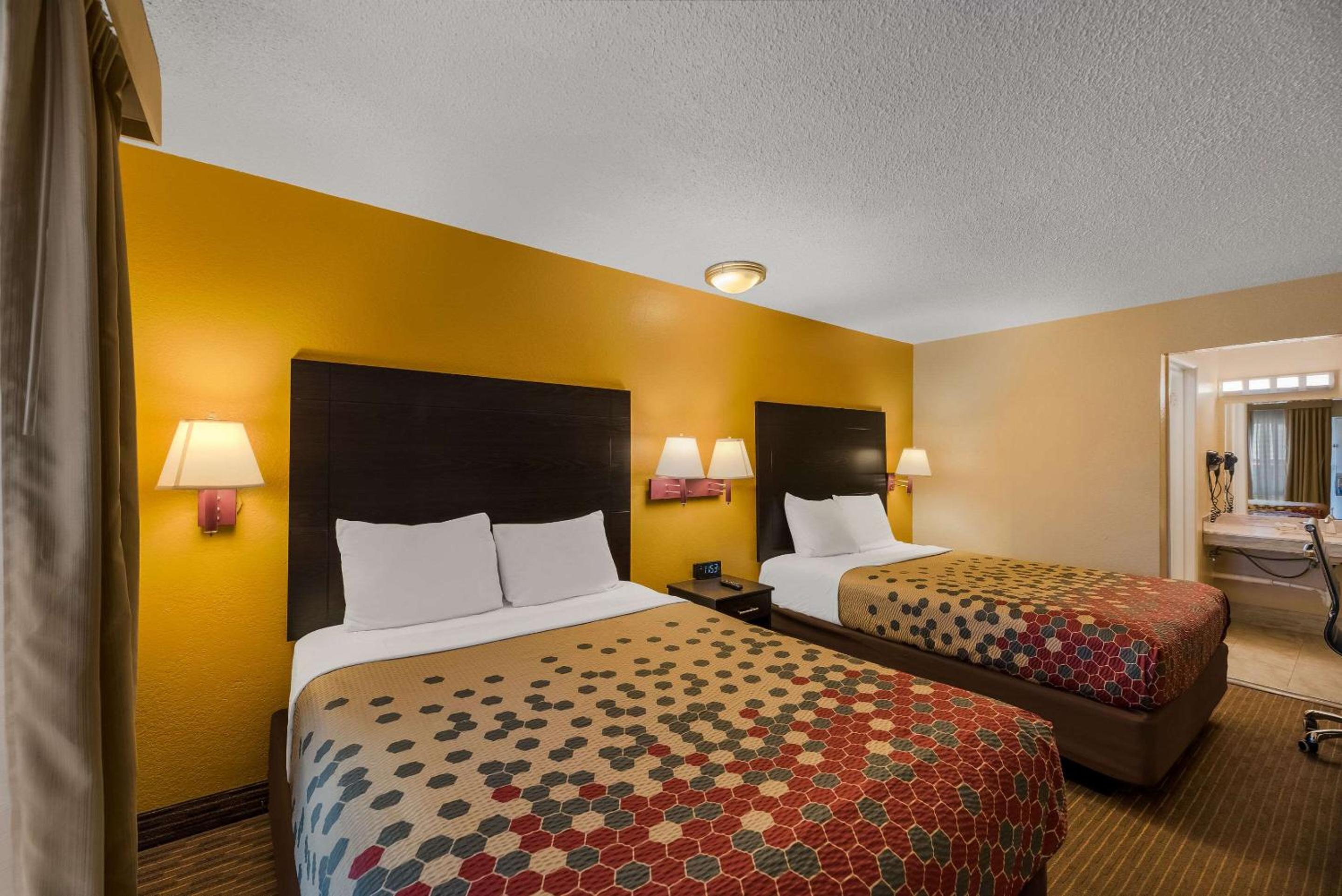 Double Room with Two FXL Double Beds - Non-Smoking - Photo 1