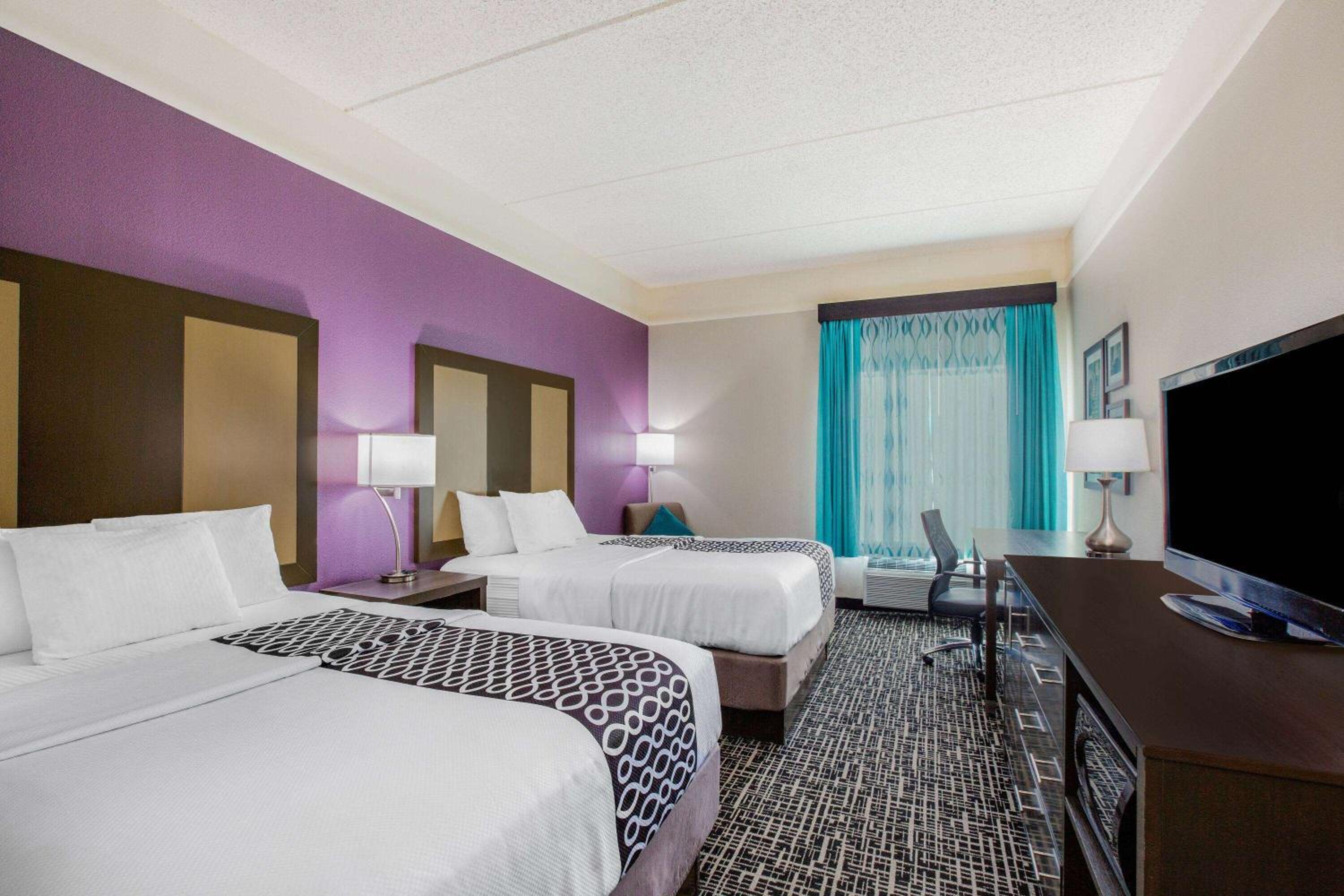 Queen Room with Two Queen Beds and Bathtub with Grab Bars - Mobility and Hearing Access/Non-Smoking - Photo 2