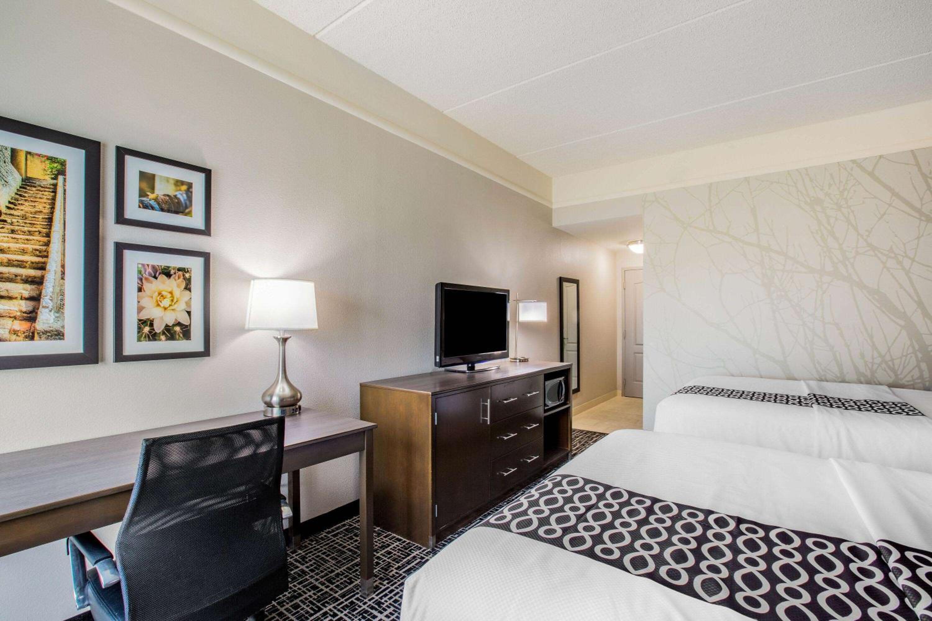Deluxe Queen Room with Two Queen Beds - Photo 5