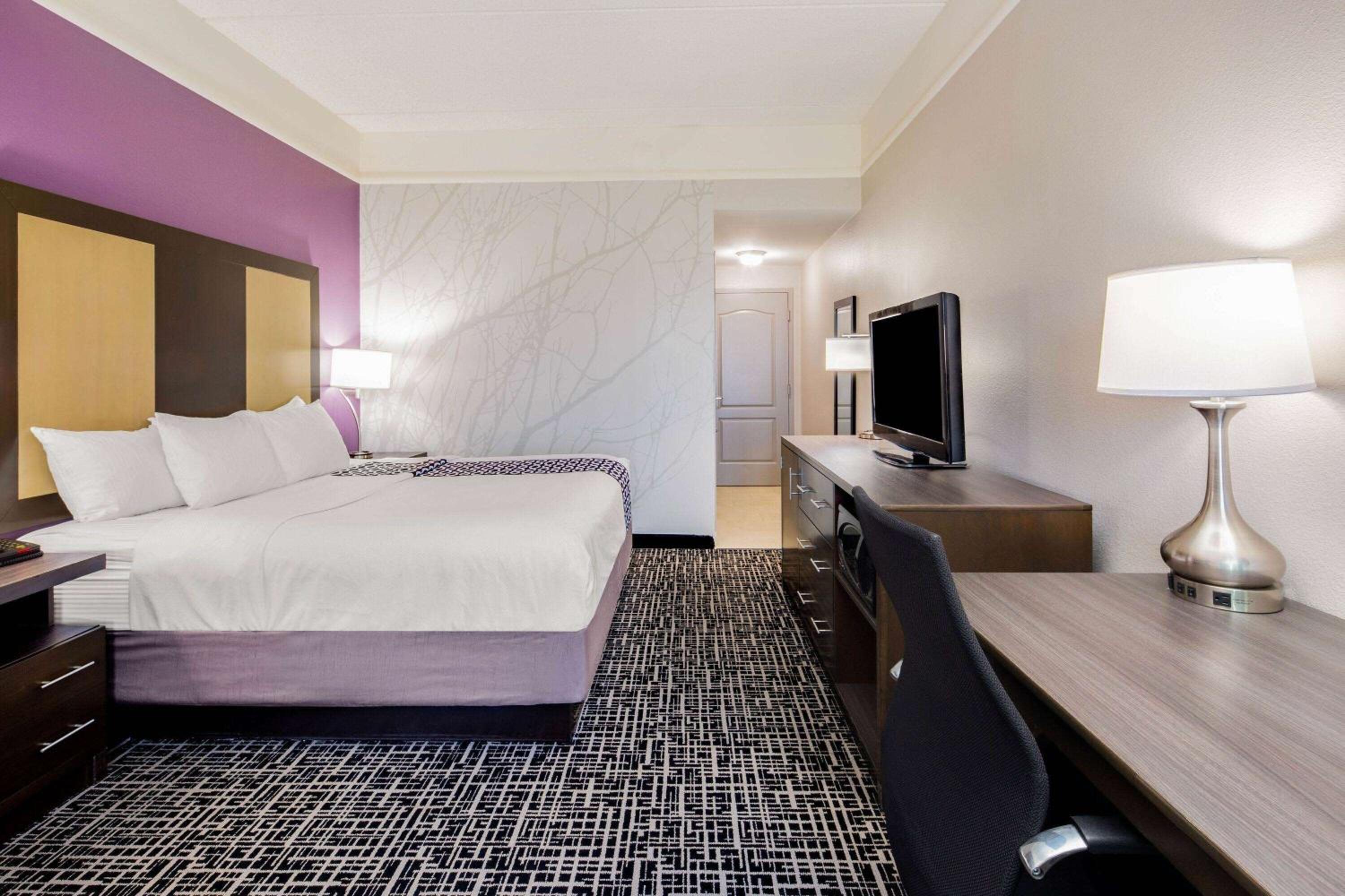 Deluxe King Room - Photo 2