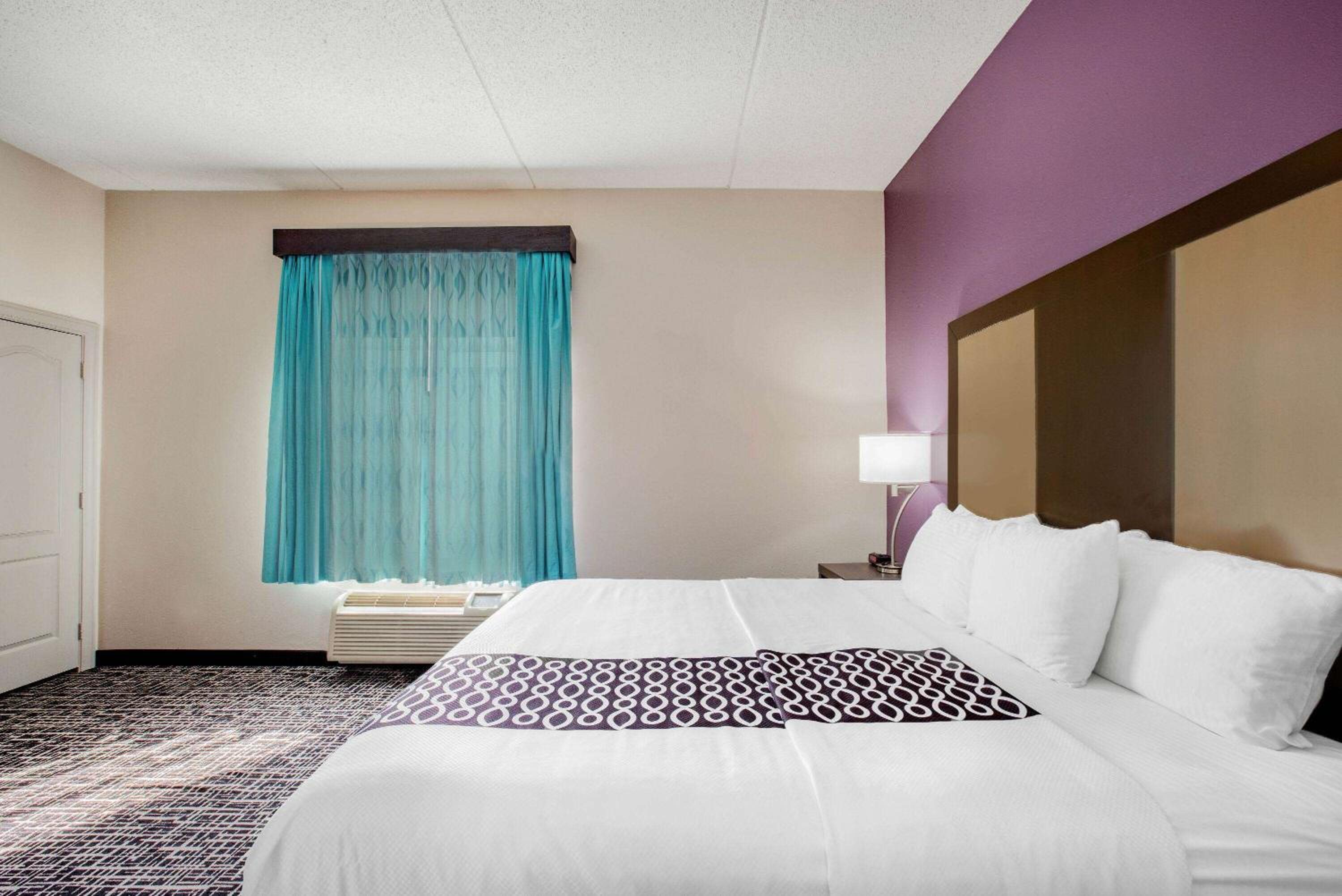 Deluxe Family King Suite with Bathtub and Grab Bars - Mobility Accessible/Non-Smoking - Photo 9