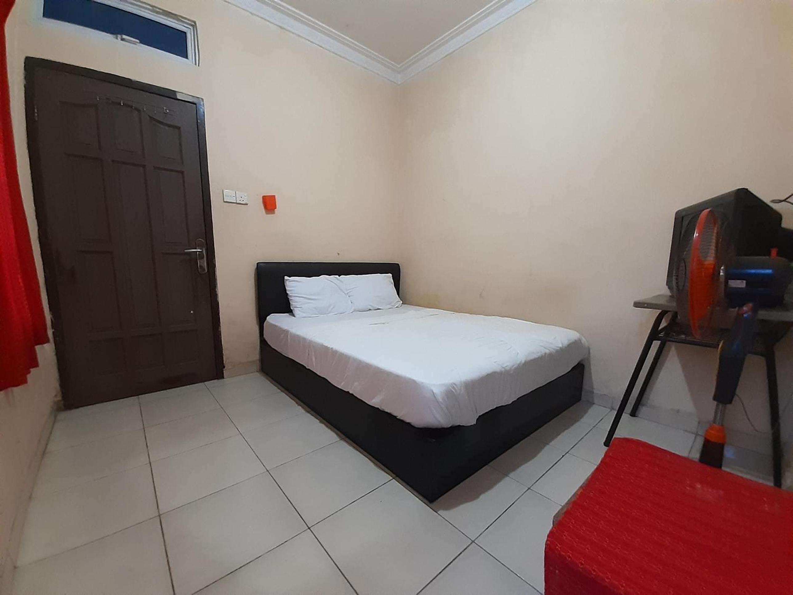 Budget Double Room - Photo 17