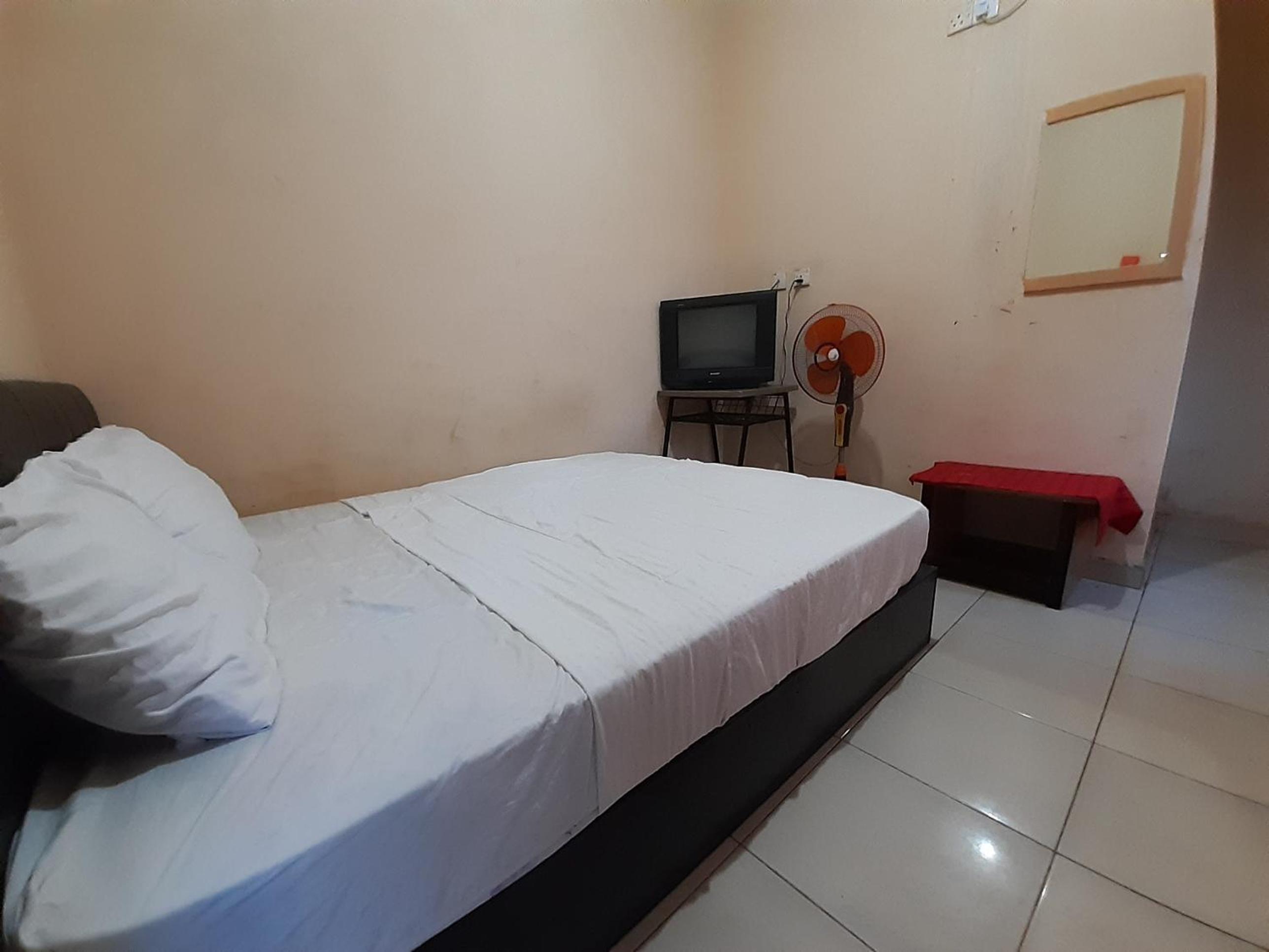Budget Double Room - Photo 19