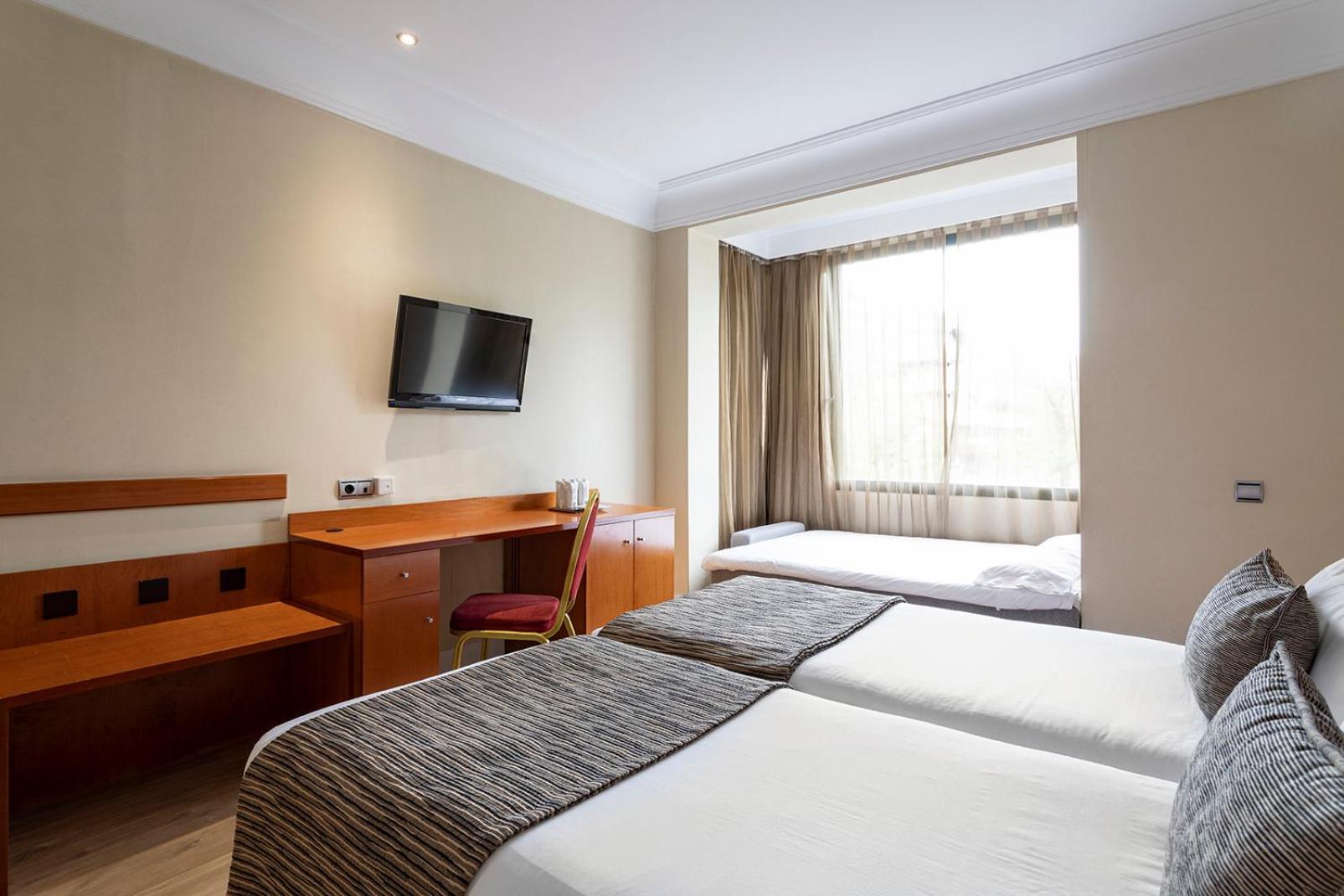 Quadruple Room (4 Adults) - Photo 4